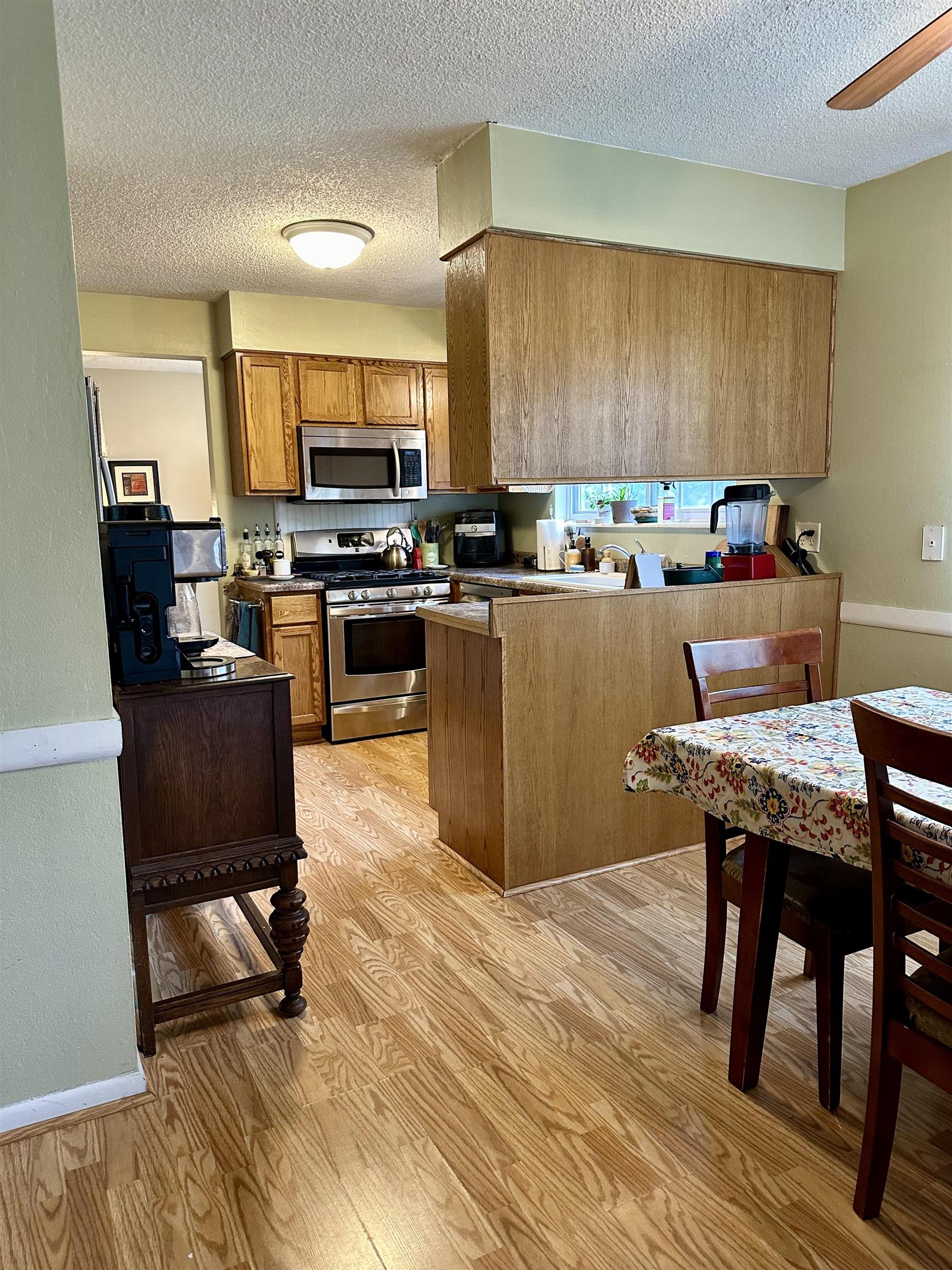 Newton, Kansas 67114, United States, 5 Bedrooms Bedrooms, ,3 BathroomsBathrooms,Residential,Pending,56220