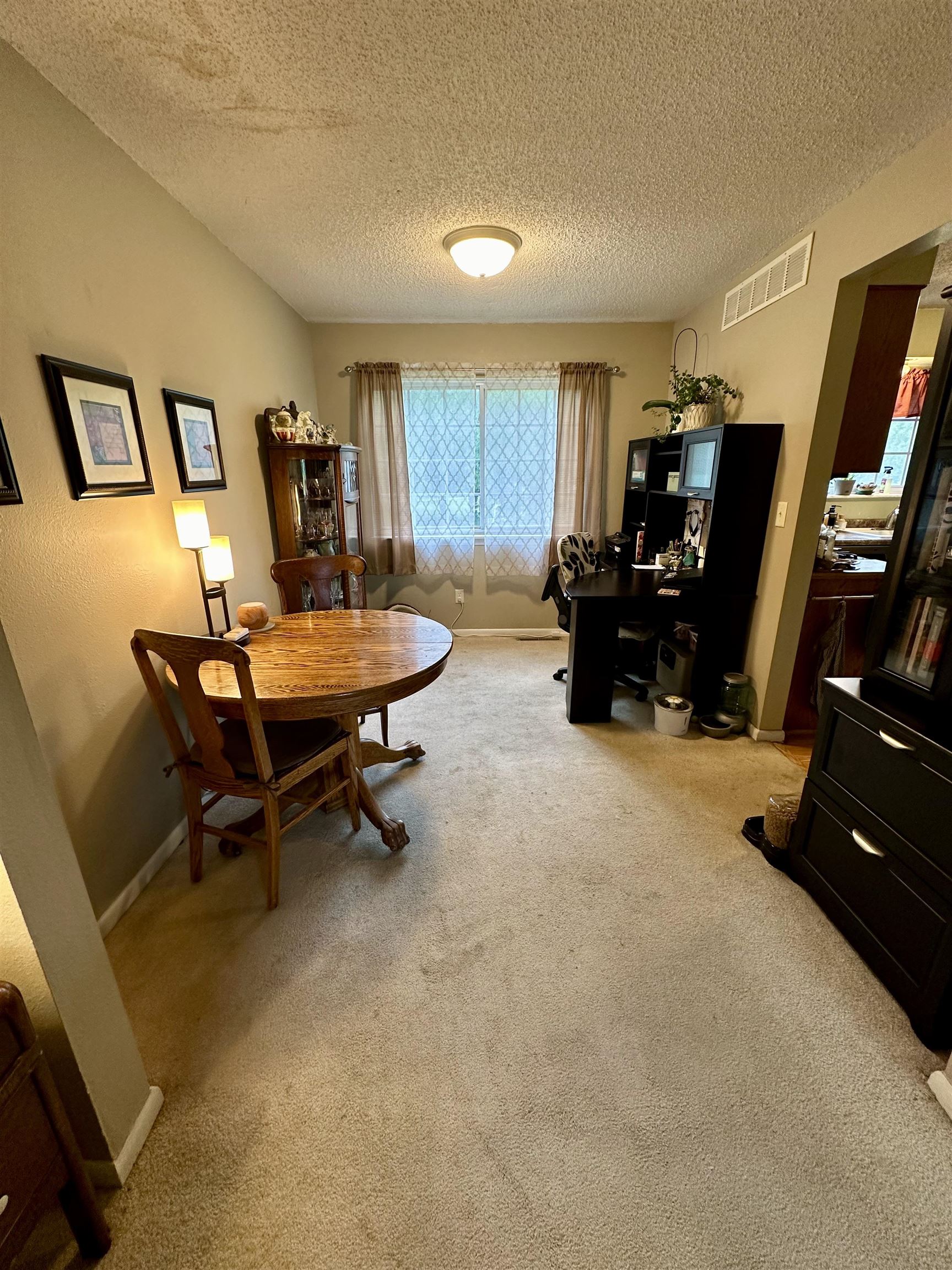 Newton, Kansas 67114, United States, 5 Bedrooms Bedrooms, ,3 BathroomsBathrooms,Residential,Pending,56220