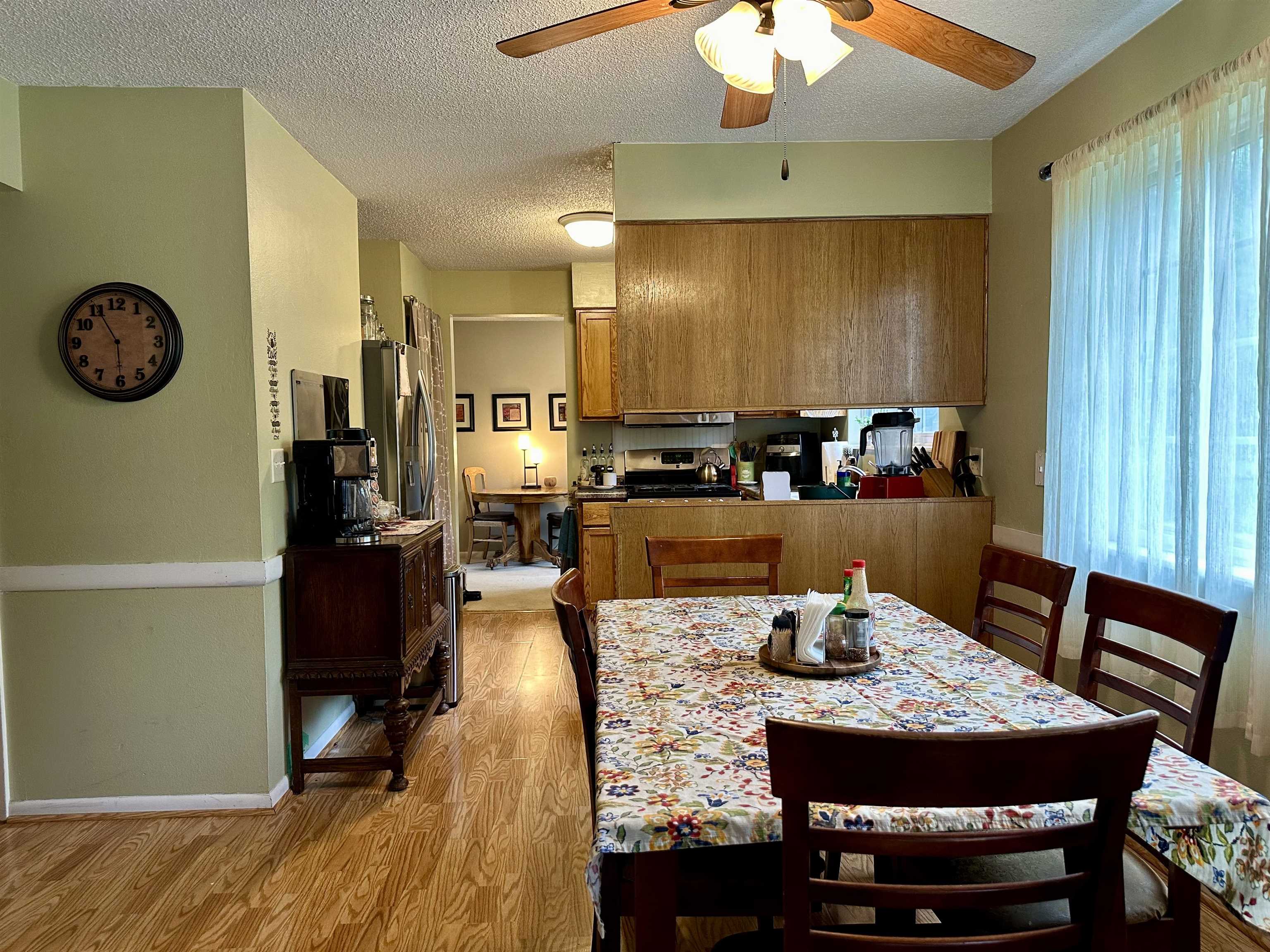 Newton, Kansas 67114, United States, 5 Bedrooms Bedrooms, ,3 BathroomsBathrooms,Residential,Pending,56220