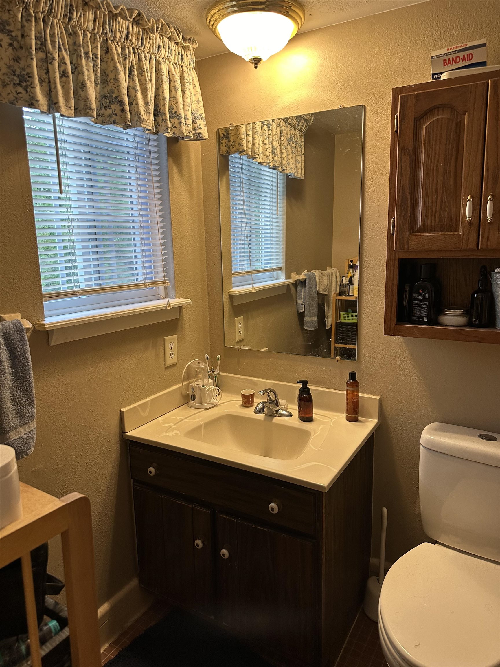 Newton, Kansas 67114, United States, 5 Bedrooms Bedrooms, ,3 BathroomsBathrooms,Residential,Pending,56220