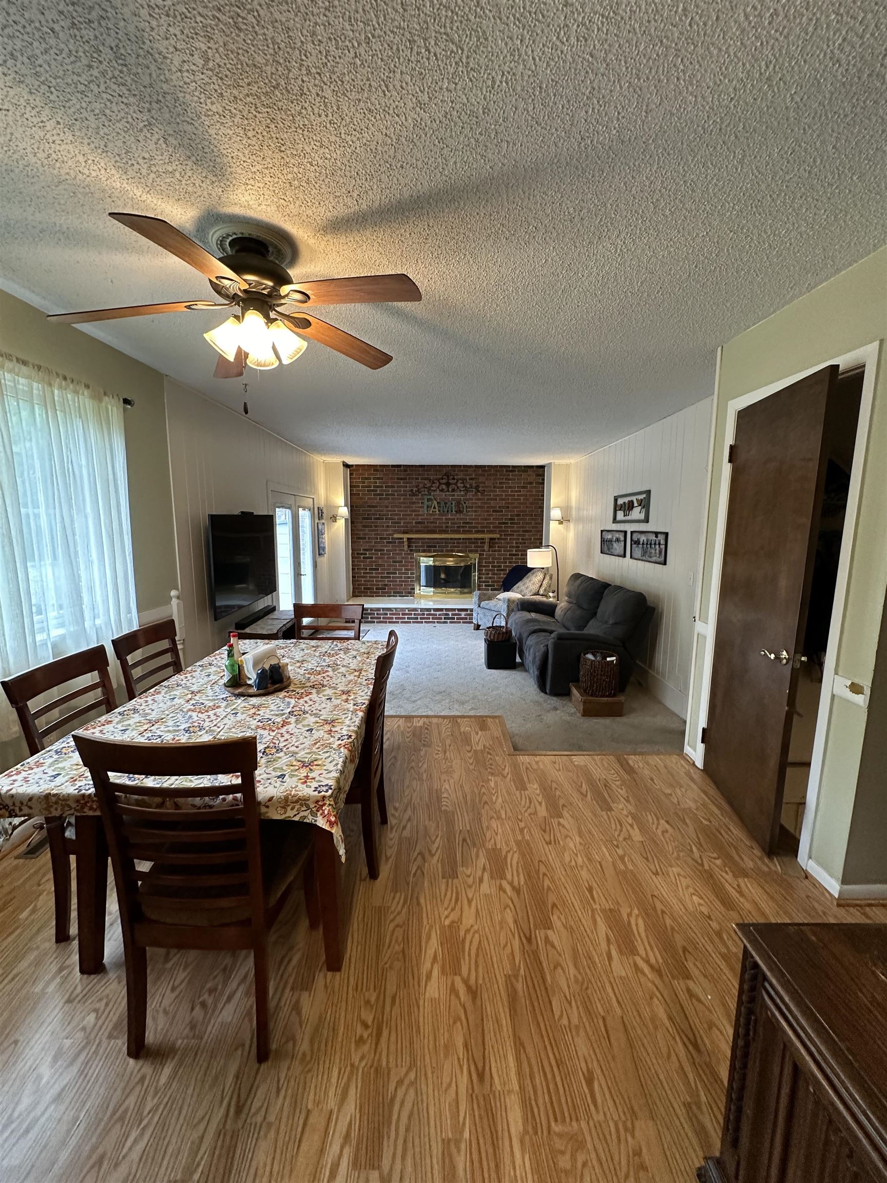 Newton, Kansas 67114, United States, 5 Bedrooms Bedrooms, ,3 BathroomsBathrooms,Residential,Pending,56220