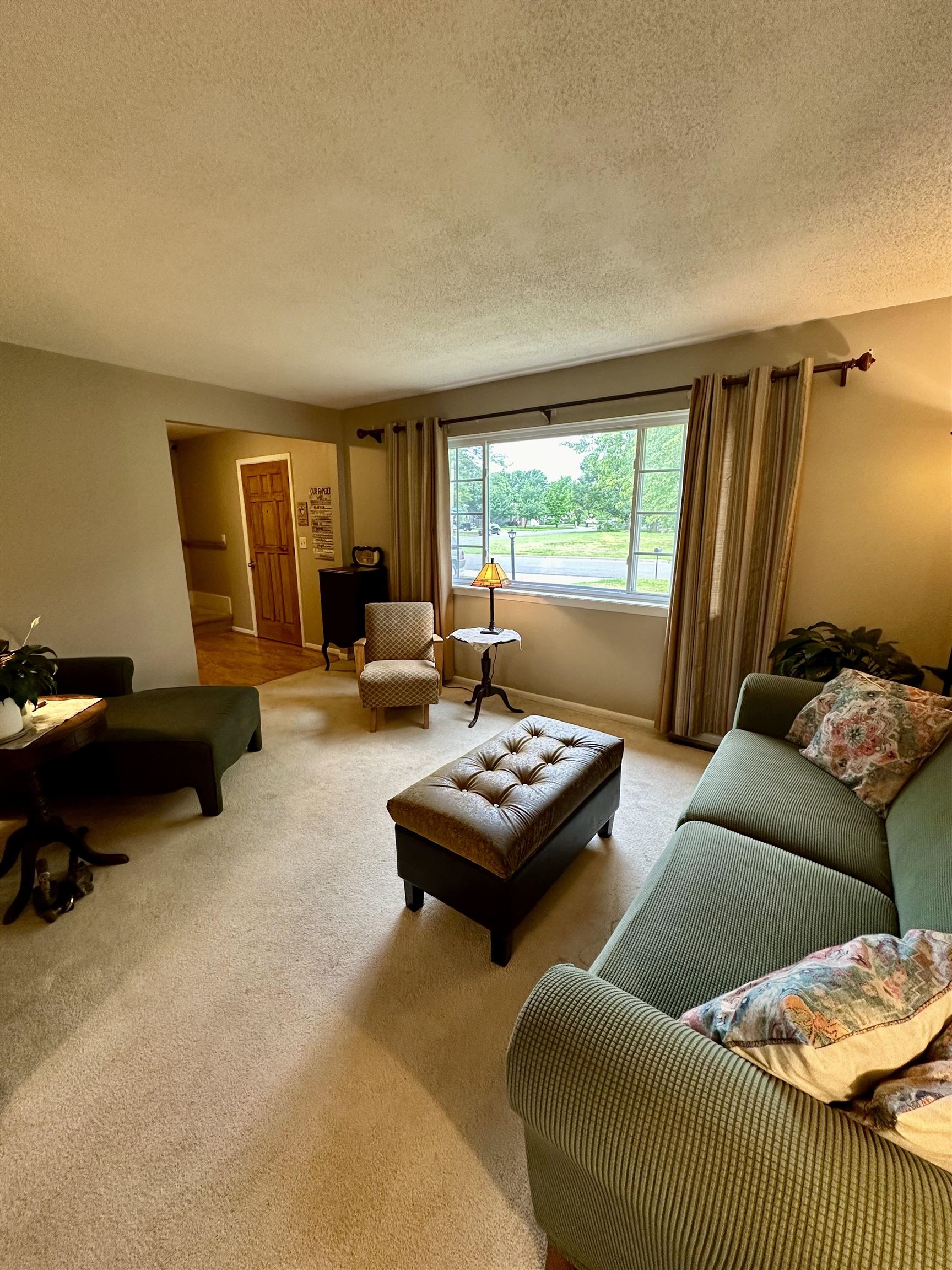 Newton, Kansas 67114, United States, 5 Bedrooms Bedrooms, ,3 BathroomsBathrooms,Residential,Pending,56220