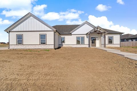 Homes For Sale - 2210 Huntwood Dr<br/> Salina, KS 67401