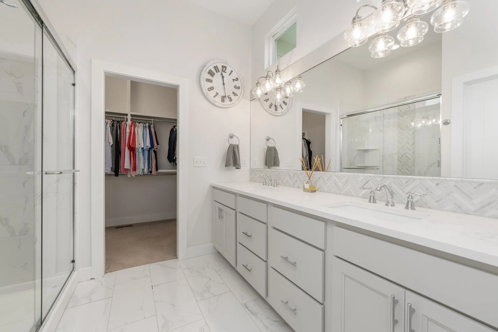 Andover, Kansas 67002, United States, 5 Bedrooms Bedrooms, ,5 BathroomsBathrooms,Residential,Active,225215