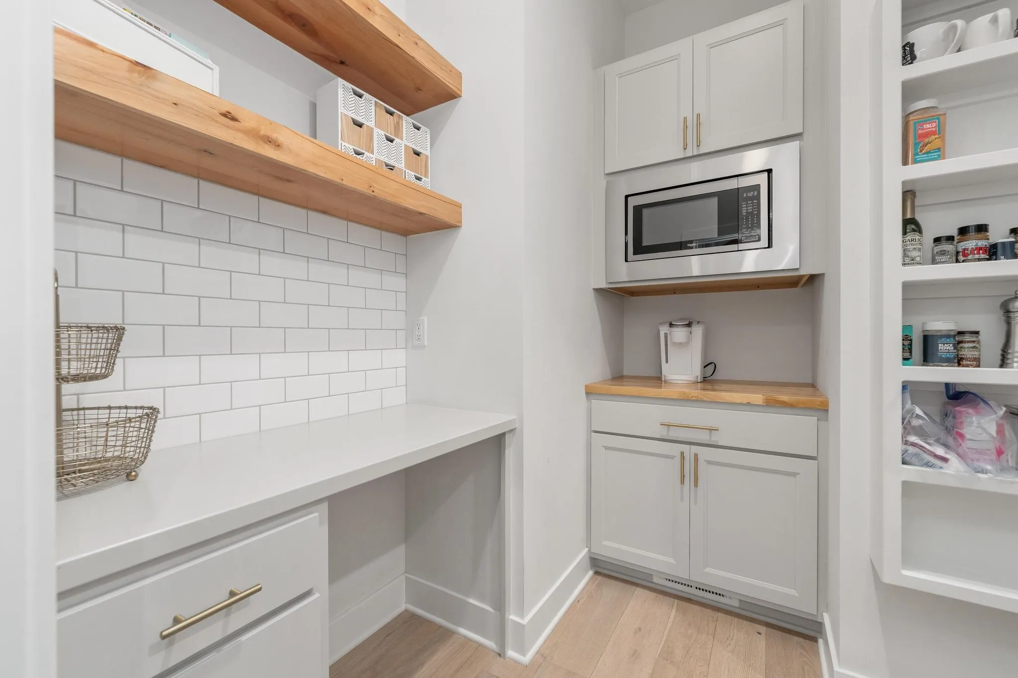 Andover, Kansas 67002, United States, 5 Bedrooms Bedrooms, ,5 BathroomsBathrooms,Residential,Active,225215