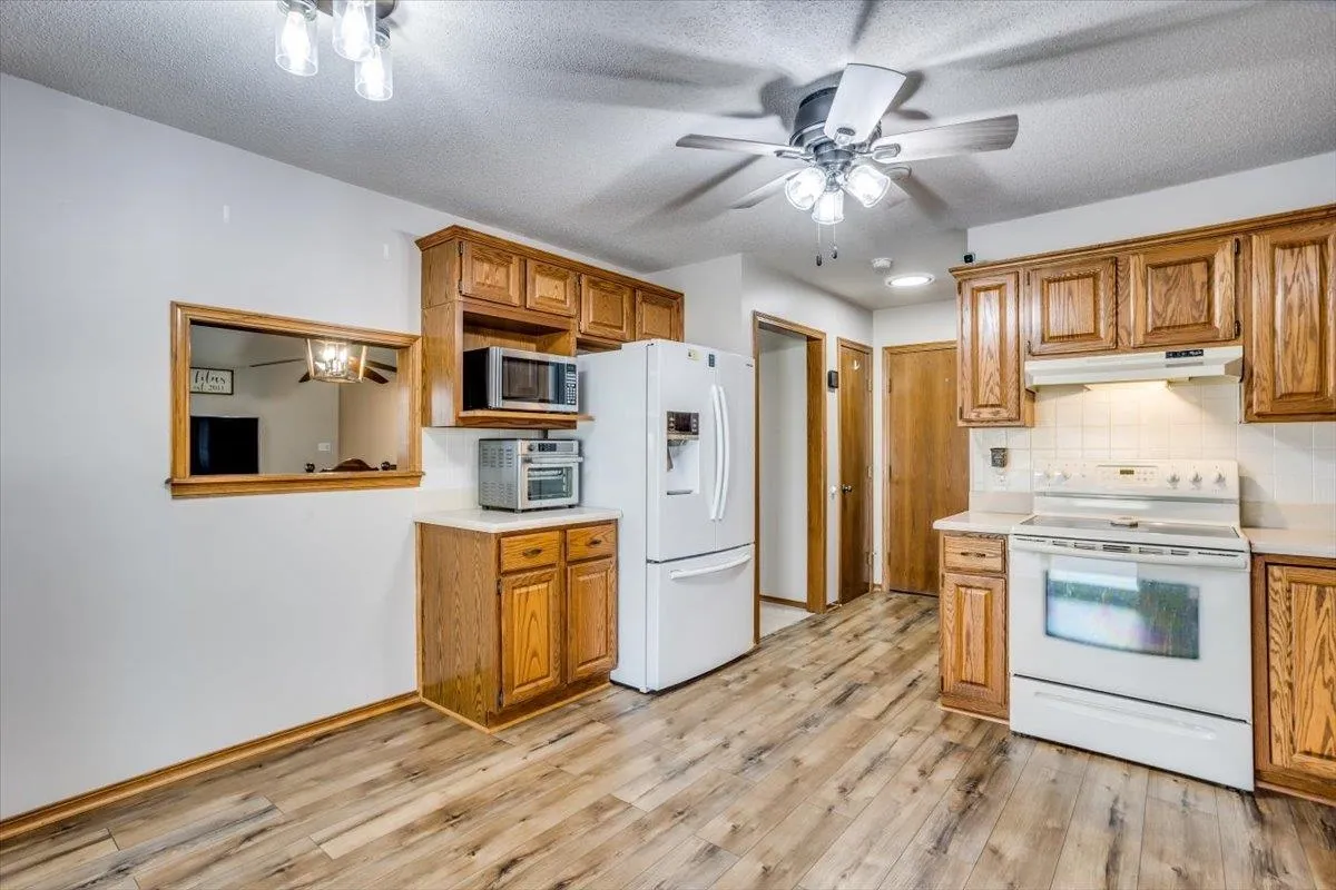 Derby, Kansas 67037, United States, 4 Bedrooms Bedrooms, ,3 BathroomsBathrooms,Residential,Pending,89065