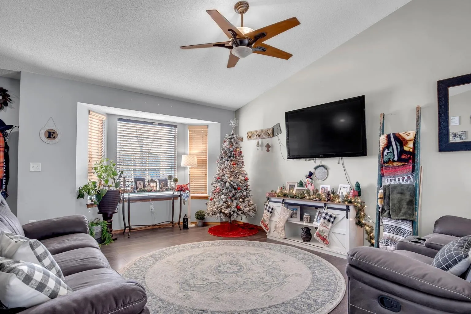 Newton, Kansas 67114, United States, 4 Bedrooms Bedrooms, ,3 BathroomsBathrooms,Residential,Pending,23408