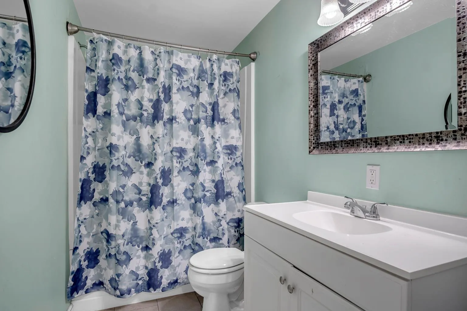 Newton, Kansas 67114, United States, 4 Bedrooms Bedrooms, ,3 BathroomsBathrooms,Residential,Pending,23408