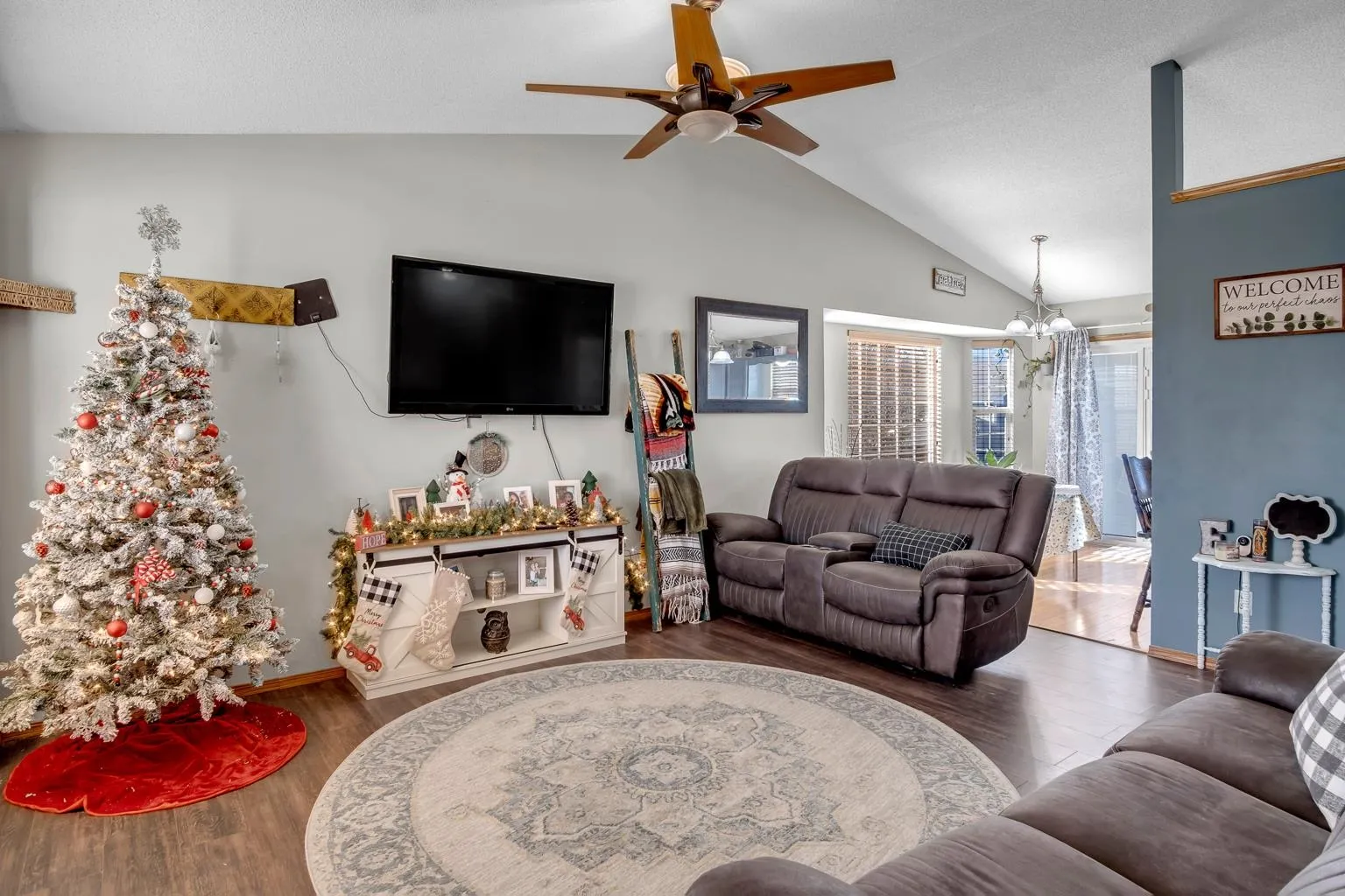 Newton, Kansas 67114, United States, 4 Bedrooms Bedrooms, ,3 BathroomsBathrooms,Residential,Pending,23408