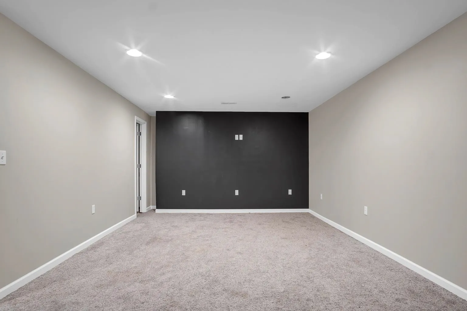 Newton, Kansas 67114, United States, 4 Bedrooms Bedrooms, ,3 BathroomsBathrooms,Residential,Pending,23408