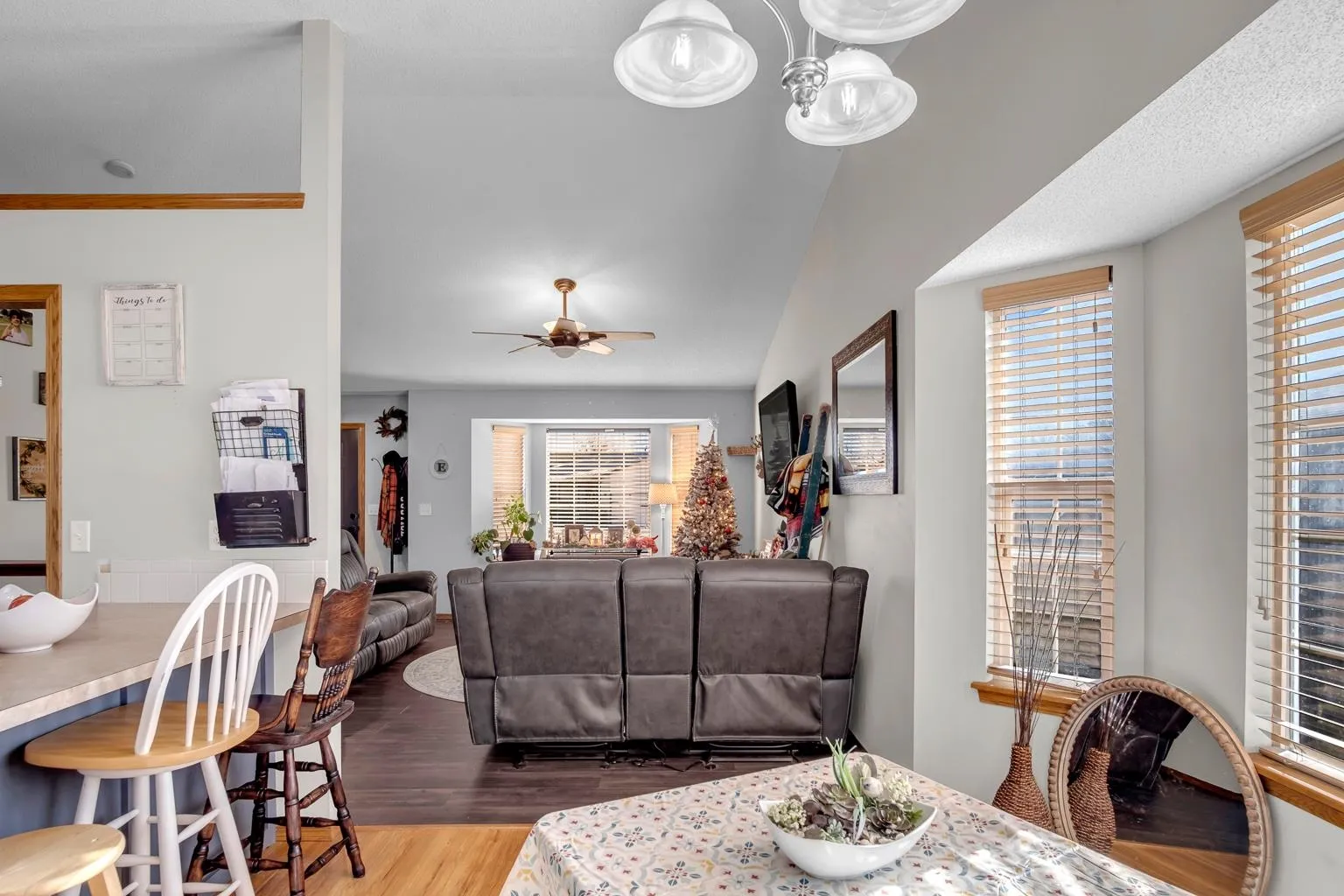 Newton, Kansas 67114, United States, 4 Bedrooms Bedrooms, ,3 BathroomsBathrooms,Residential,Pending,23408