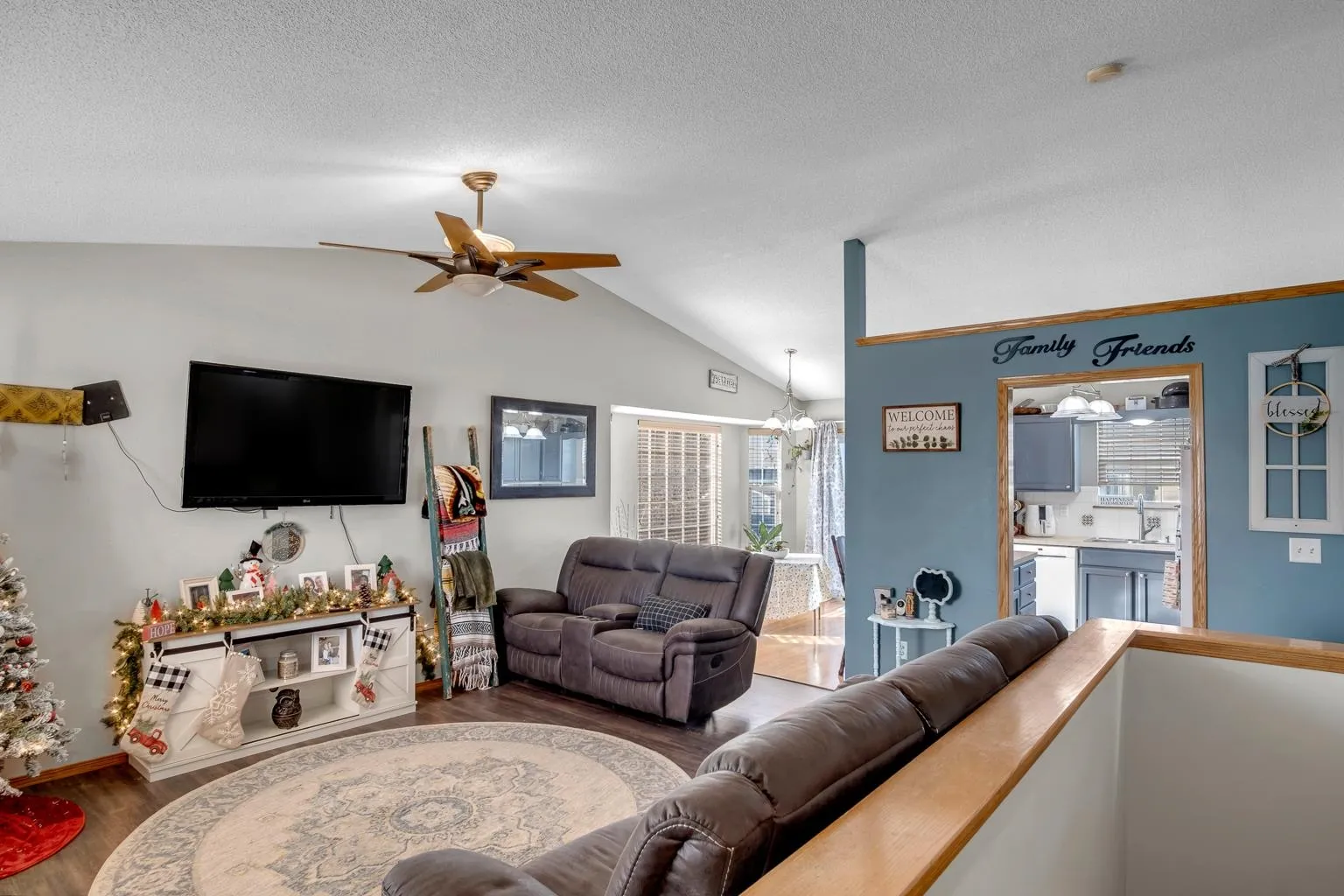 Newton, Kansas 67114, United States, 4 Bedrooms Bedrooms, ,3 BathroomsBathrooms,Residential,Pending,23408