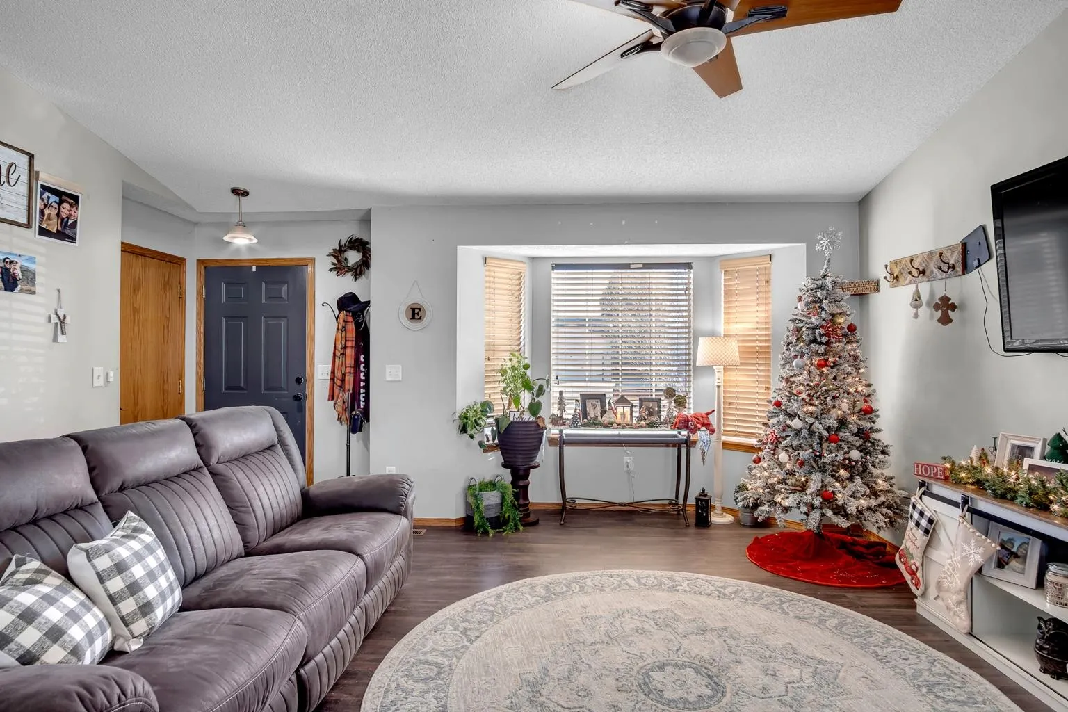 Newton, Kansas 67114, United States, 4 Bedrooms Bedrooms, ,3 BathroomsBathrooms,Residential,Pending,23408