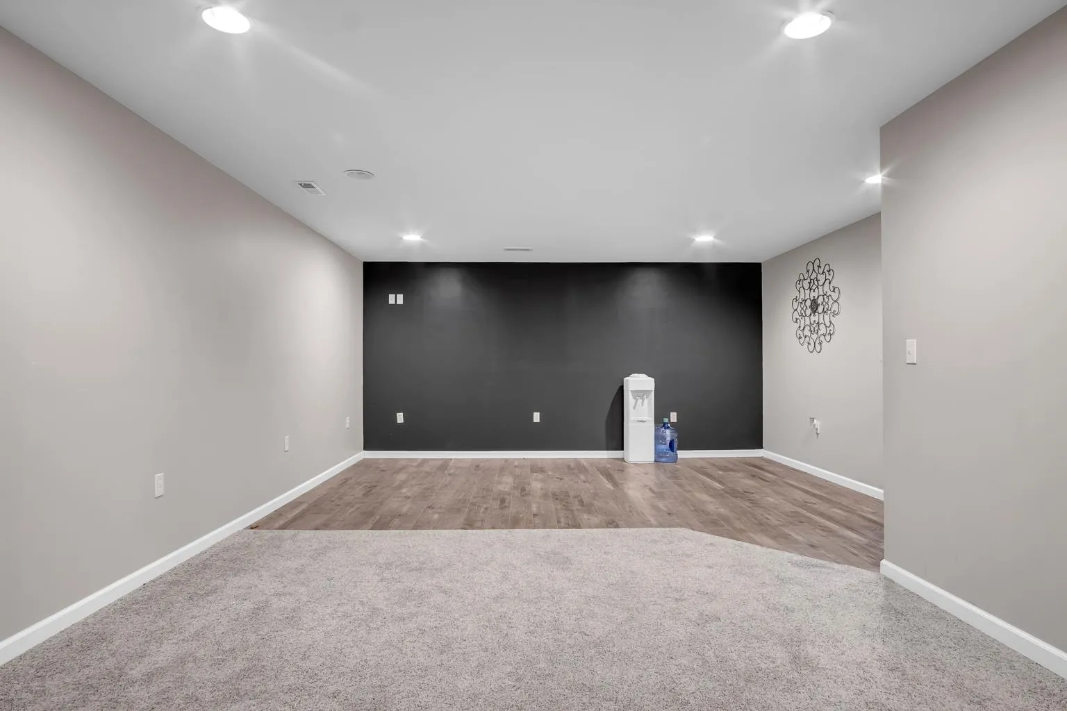 Newton, Kansas 67114, United States, 4 Bedrooms Bedrooms, ,3 BathroomsBathrooms,Residential,Pending,23408