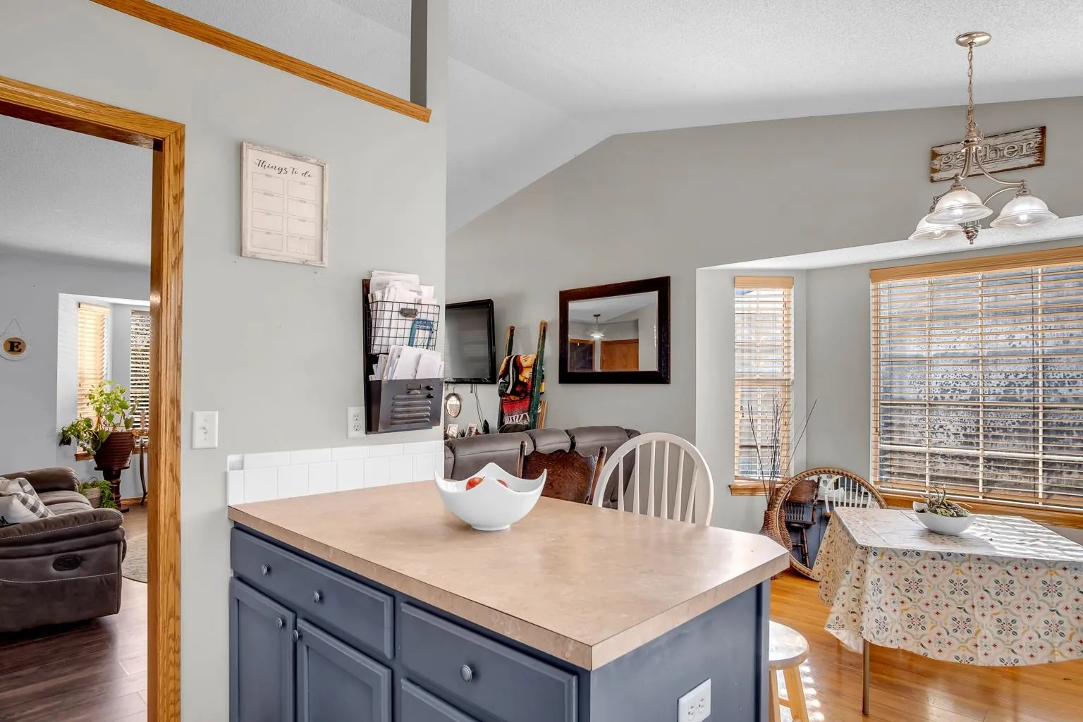 Newton, Kansas 67114, United States, 4 Bedrooms Bedrooms, ,3 BathroomsBathrooms,Residential,Pending,23408