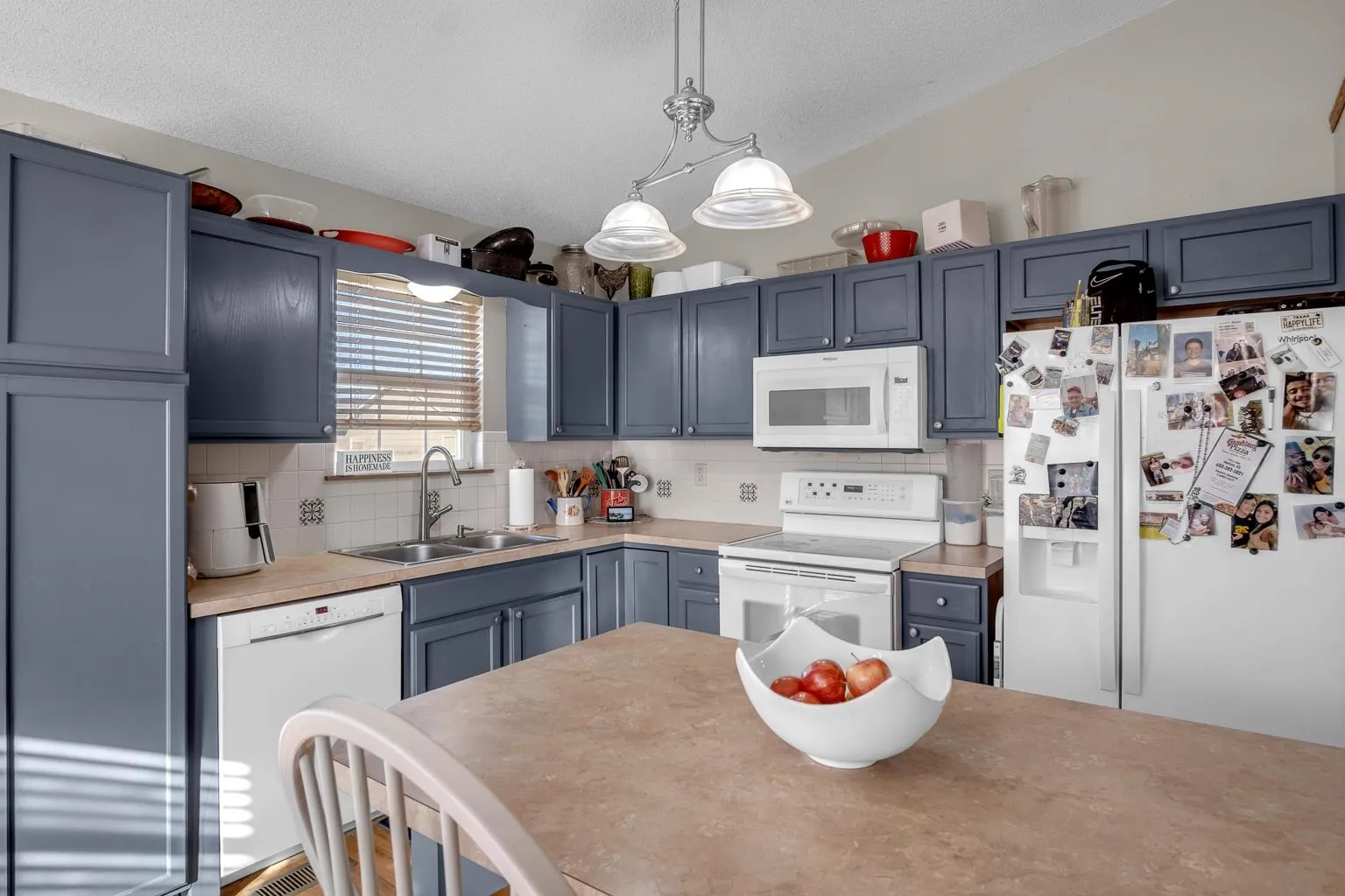 Newton, Kansas 67114, United States, 4 Bedrooms Bedrooms, ,3 BathroomsBathrooms,Residential,Pending,23408