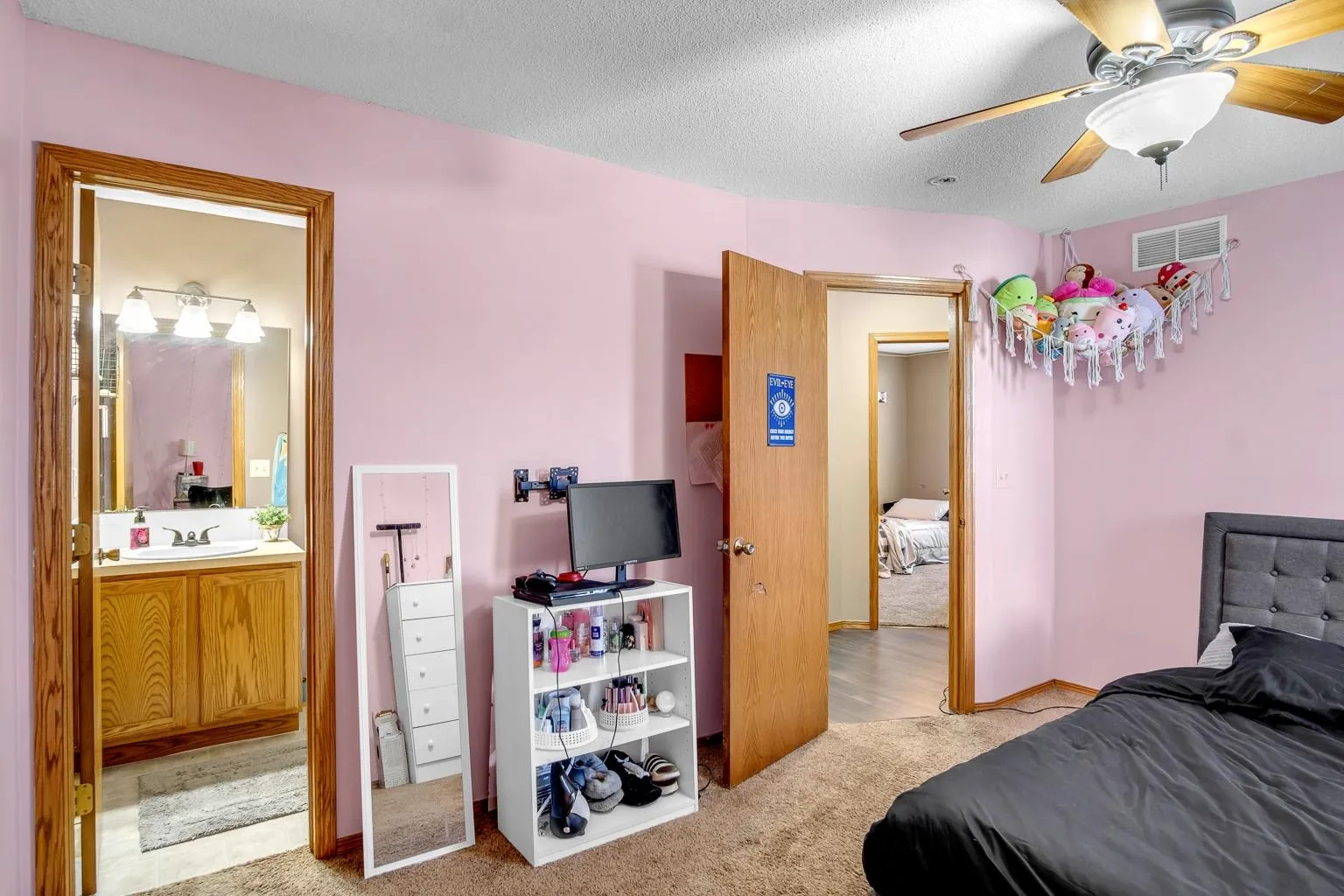 Newton, Kansas 67114, United States, 4 Bedrooms Bedrooms, ,3 BathroomsBathrooms,Residential,Pending,23408