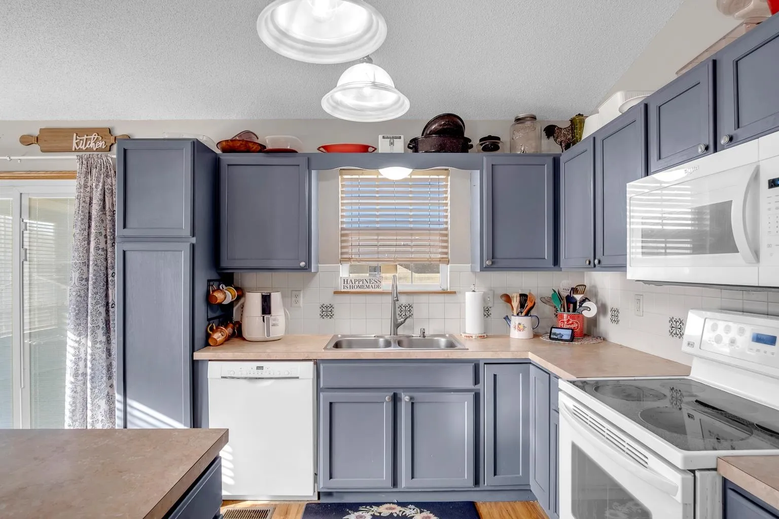 Newton, Kansas 67114, United States, 4 Bedrooms Bedrooms, ,3 BathroomsBathrooms,Residential,Pending,23408