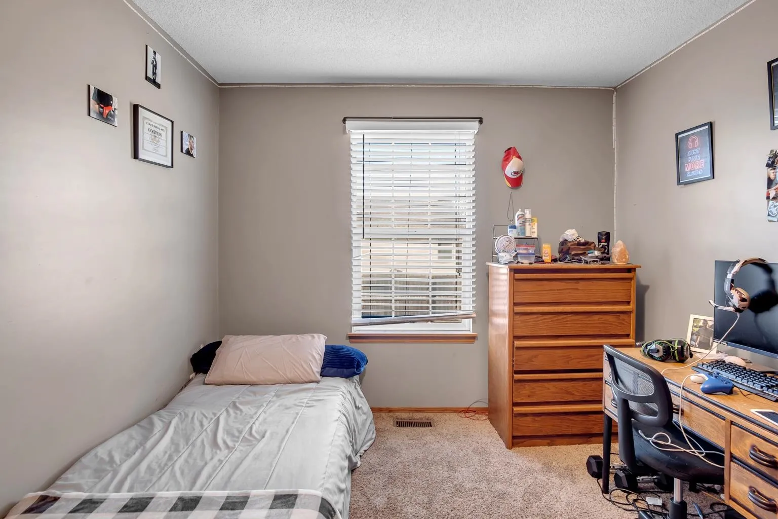 Newton, Kansas 67114, United States, 4 Bedrooms Bedrooms, ,3 BathroomsBathrooms,Residential,Pending,23408