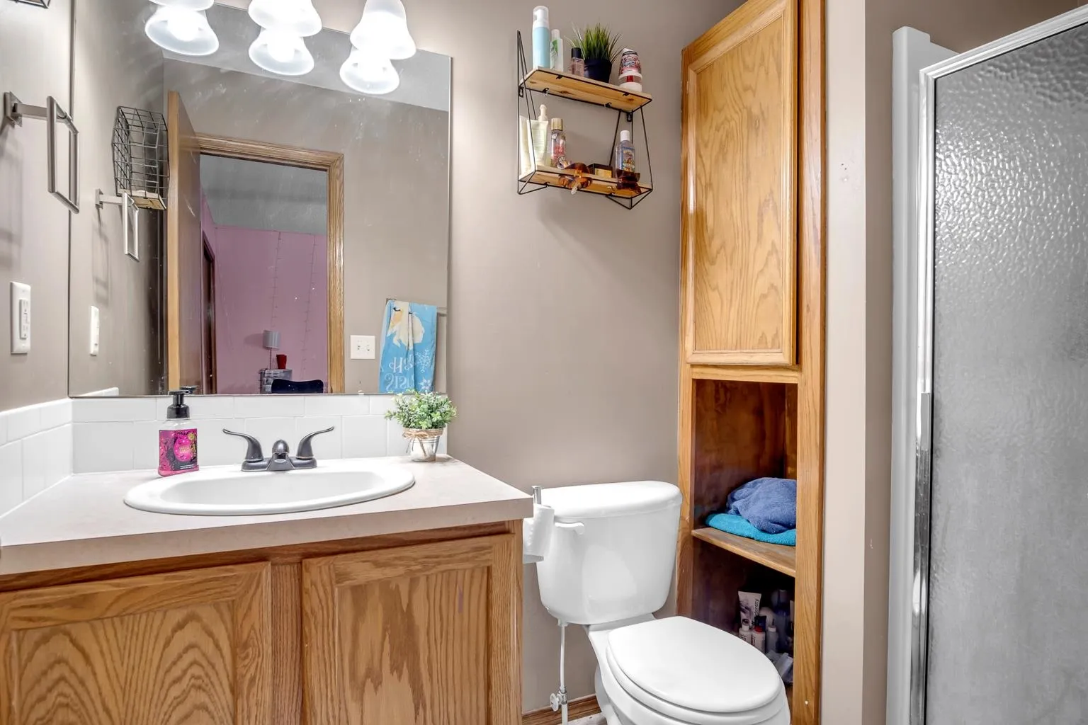 Newton, Kansas 67114, United States, 4 Bedrooms Bedrooms, ,3 BathroomsBathrooms,Residential,Pending,23408