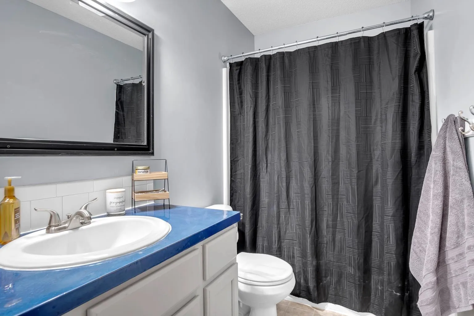 Newton, Kansas 67114, United States, 4 Bedrooms Bedrooms, ,3 BathroomsBathrooms,Residential,Pending,23408