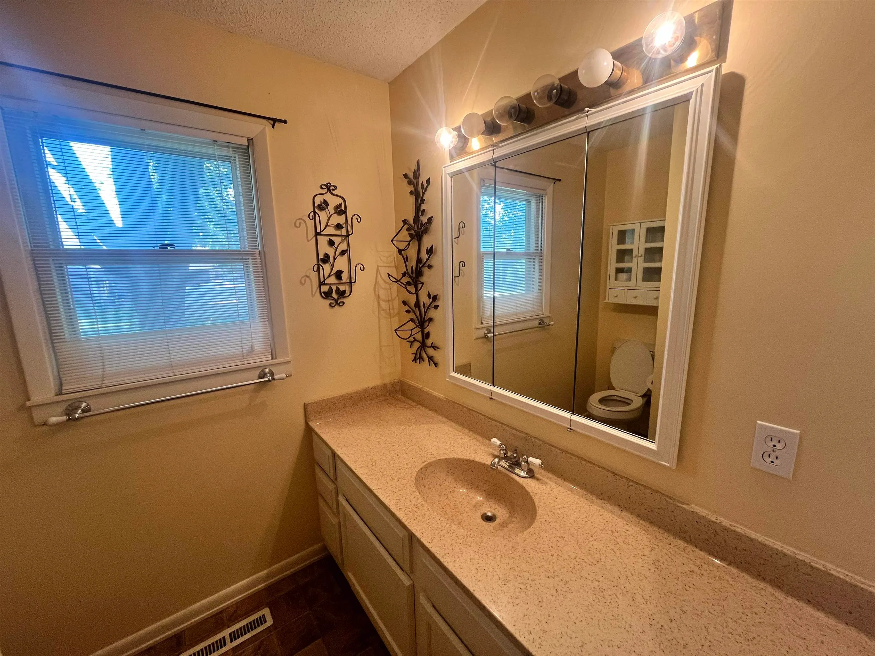 Marion, Kansas 66861, United States, 3 Bedrooms Bedrooms, ,2 BathroomsBathrooms,Residential,Active,144116