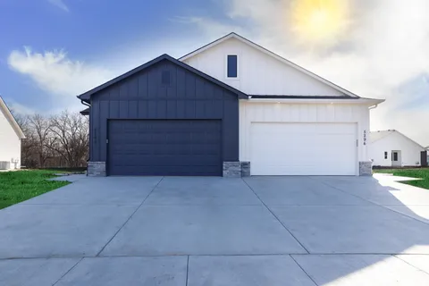5373 Pinecrest Ct N, Bel Aire, KS MLS: 652441