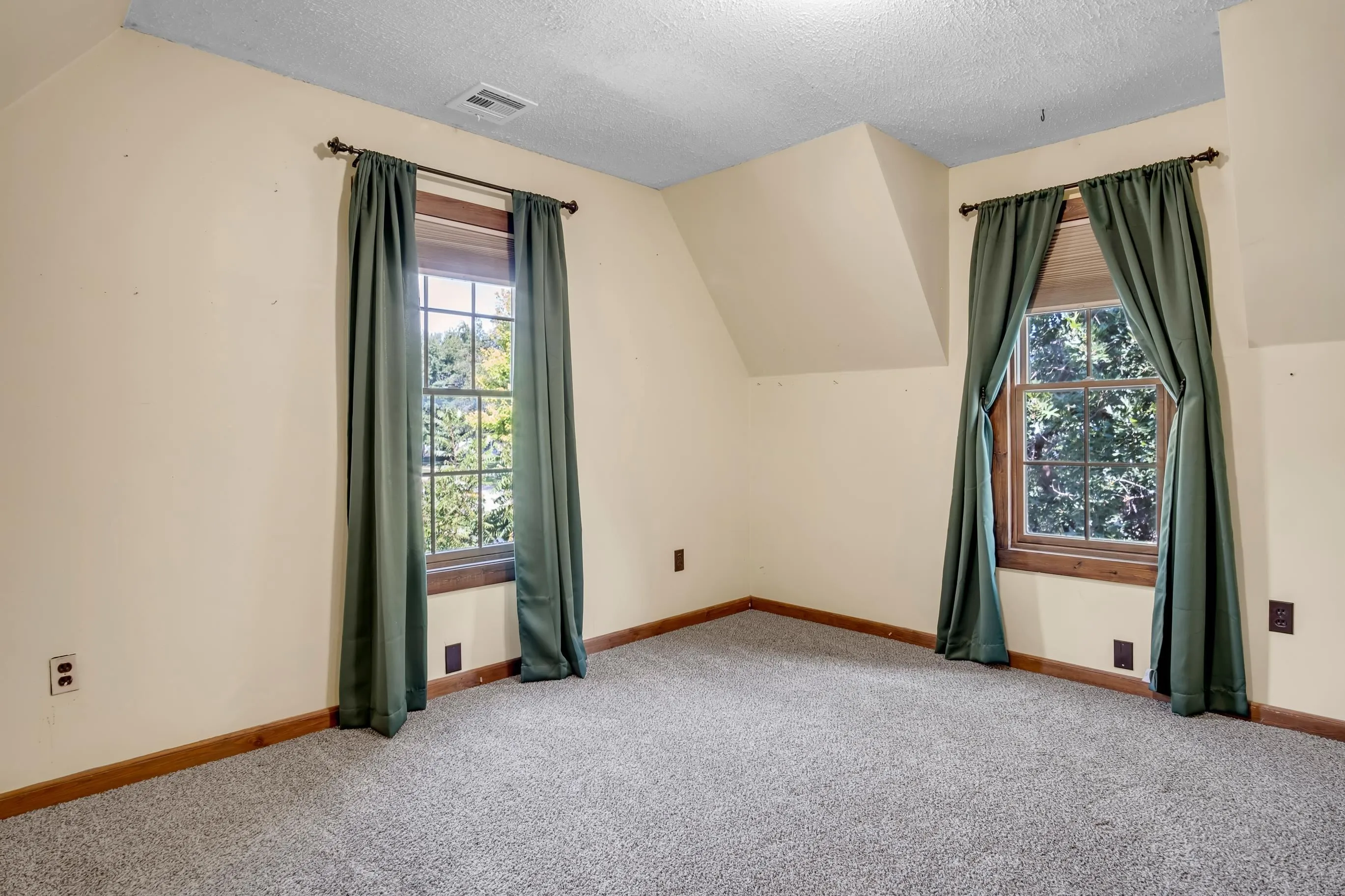 Newton, Kansas 67114, United States, 3 Bedrooms Bedrooms, ,2 BathroomsBathrooms,Residential,Active,195312