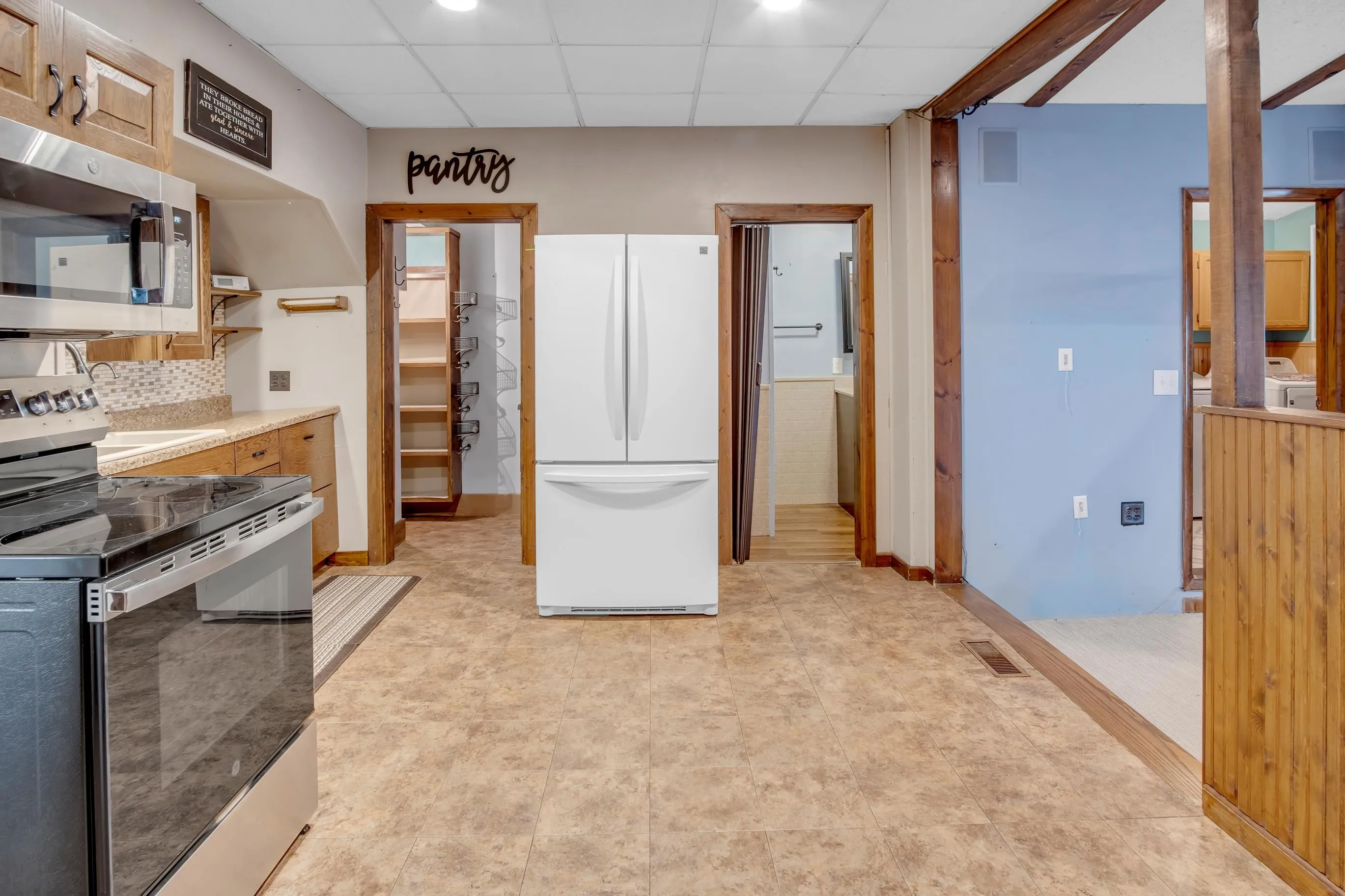 Newton, Kansas 67114, United States, 3 Bedrooms Bedrooms, ,2 BathroomsBathrooms,Residential,Active,195312