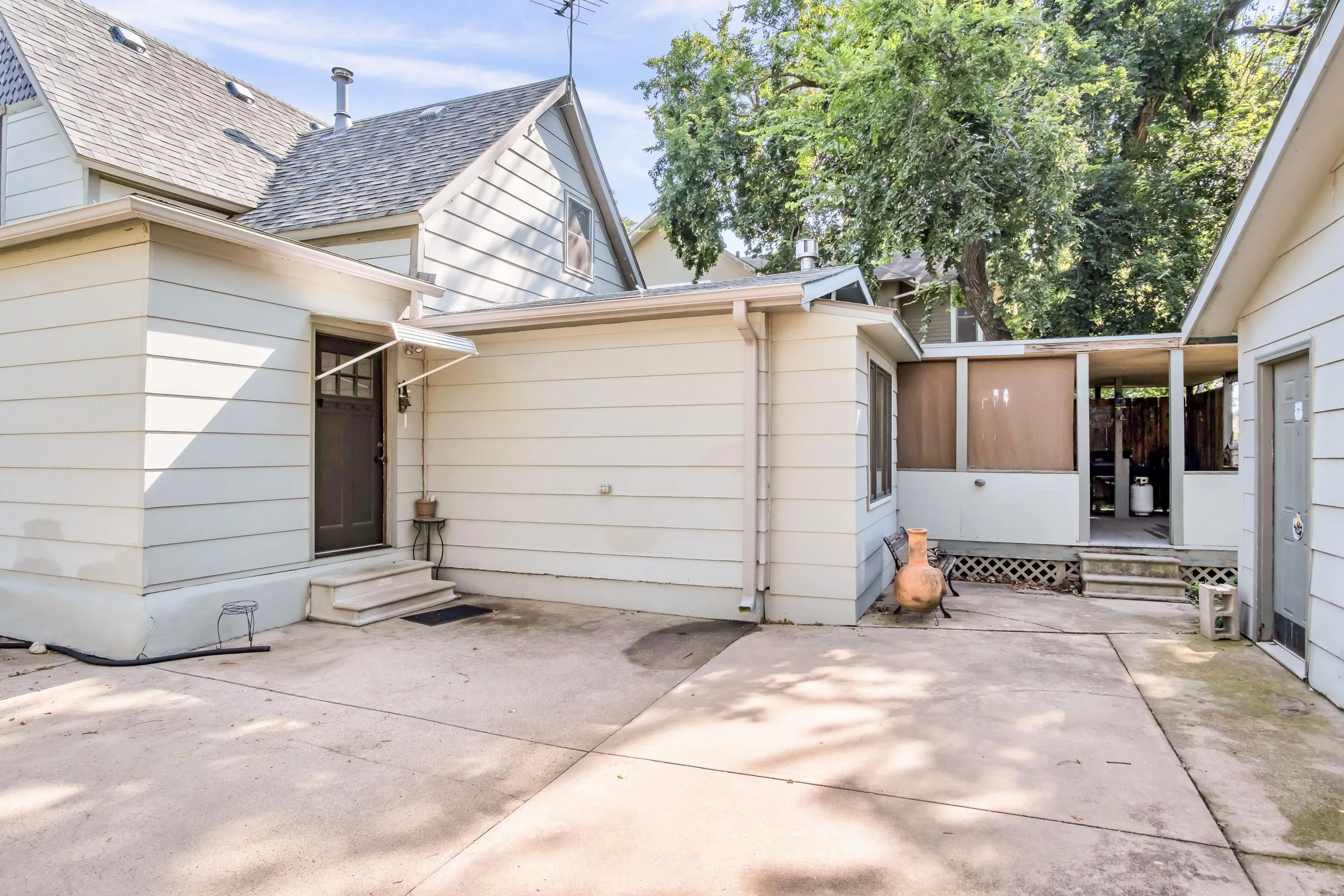 Newton, Kansas 67114, United States, 3 Bedrooms Bedrooms, ,2 BathroomsBathrooms,Residential,Active,195312