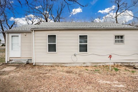 Photo of 805 E 57th St S, Wichita, KS 67216 (MLS # 669289)