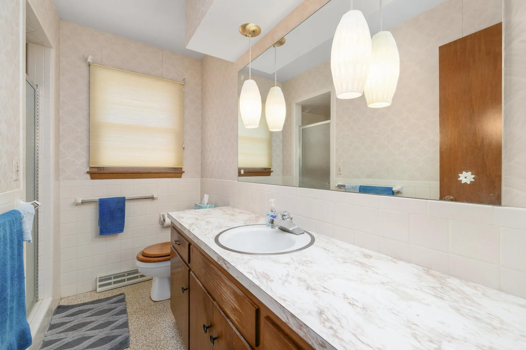 Wichita, Kansas 67203, United States, 3 Bedrooms Bedrooms, ,3 BathroomsBathrooms,Residential,Pending,107313