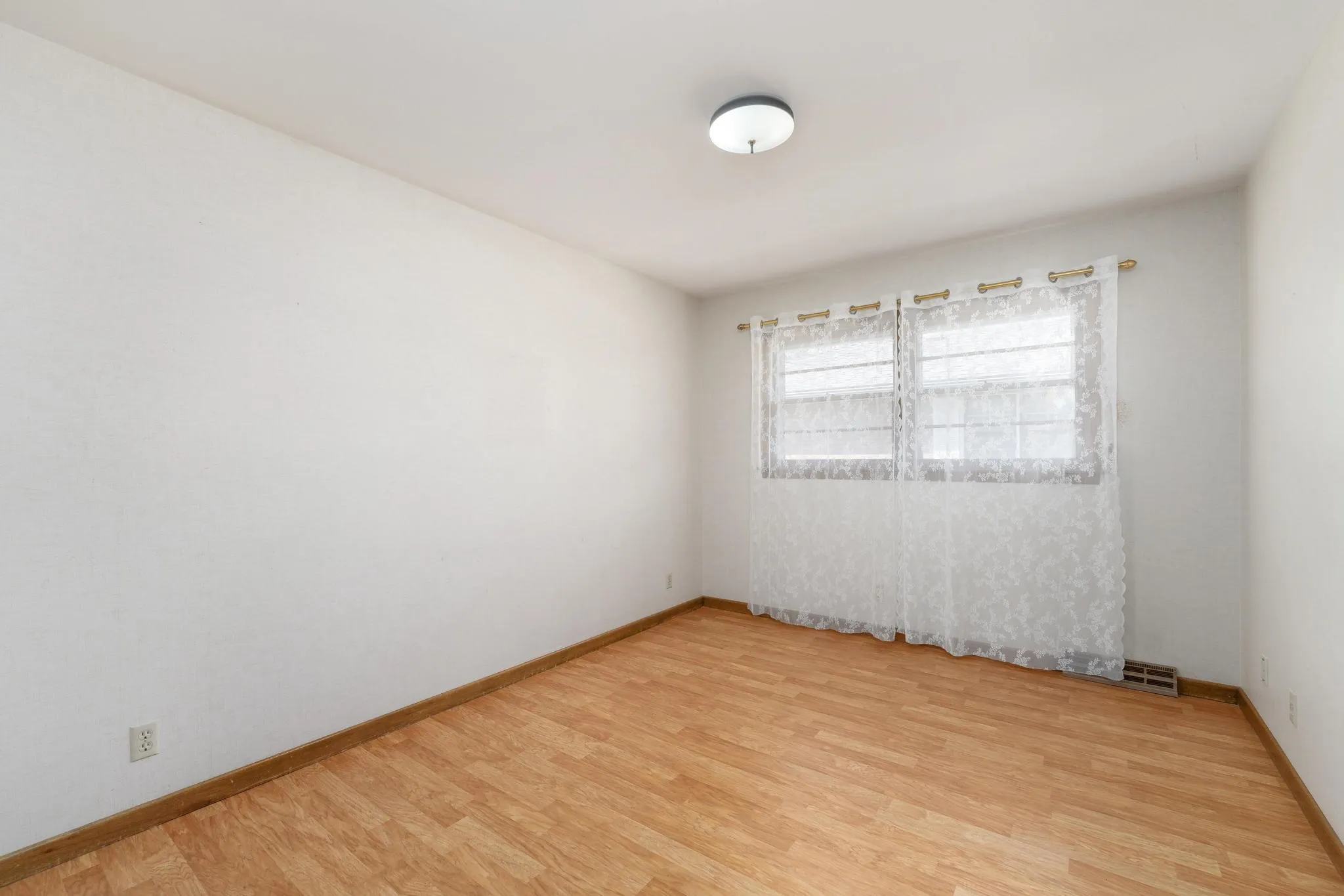 Wichita, Kansas 67203, United States, 3 Bedrooms Bedrooms, ,3 BathroomsBathrooms,Residential,Pending,107313