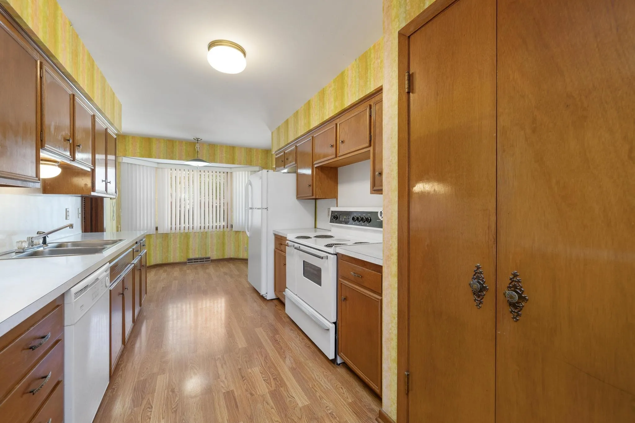 Wichita, Kansas 67203, United States, 3 Bedrooms Bedrooms, ,3 BathroomsBathrooms,Residential,Pending,107313