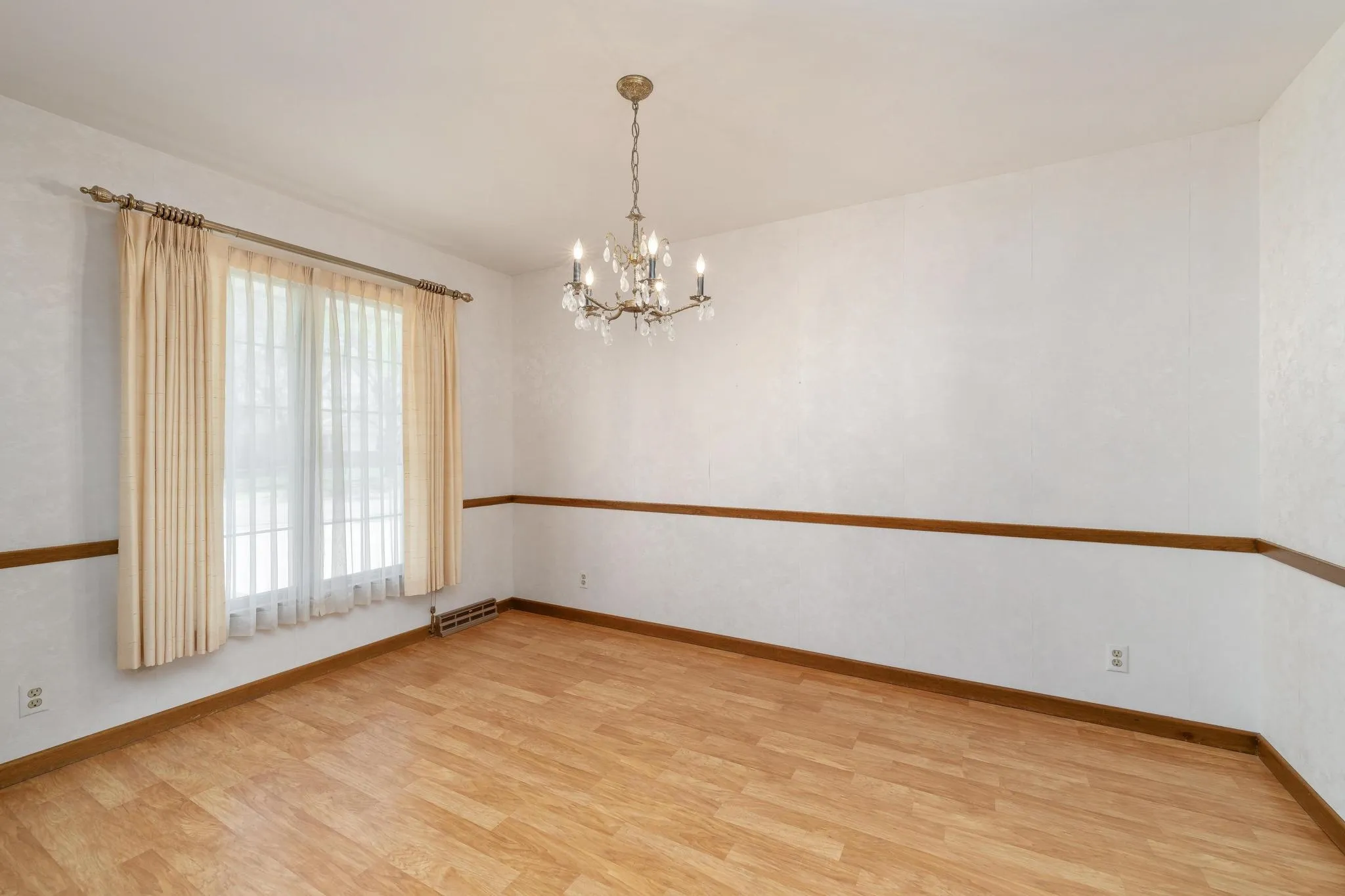 Wichita, Kansas 67203, United States, 3 Bedrooms Bedrooms, ,3 BathroomsBathrooms,Residential,Pending,107313