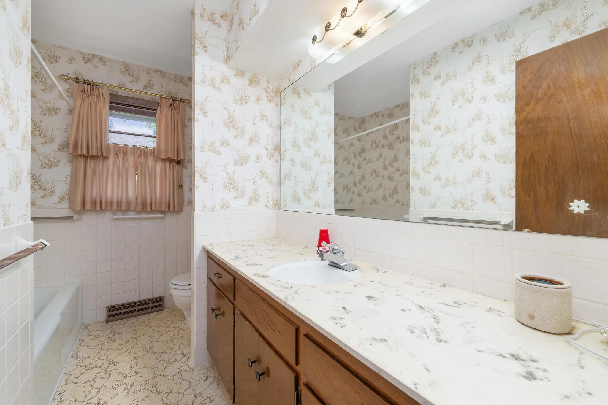 Wichita, Kansas 67203, United States, 3 Bedrooms Bedrooms, ,3 BathroomsBathrooms,Residential,Pending,107313