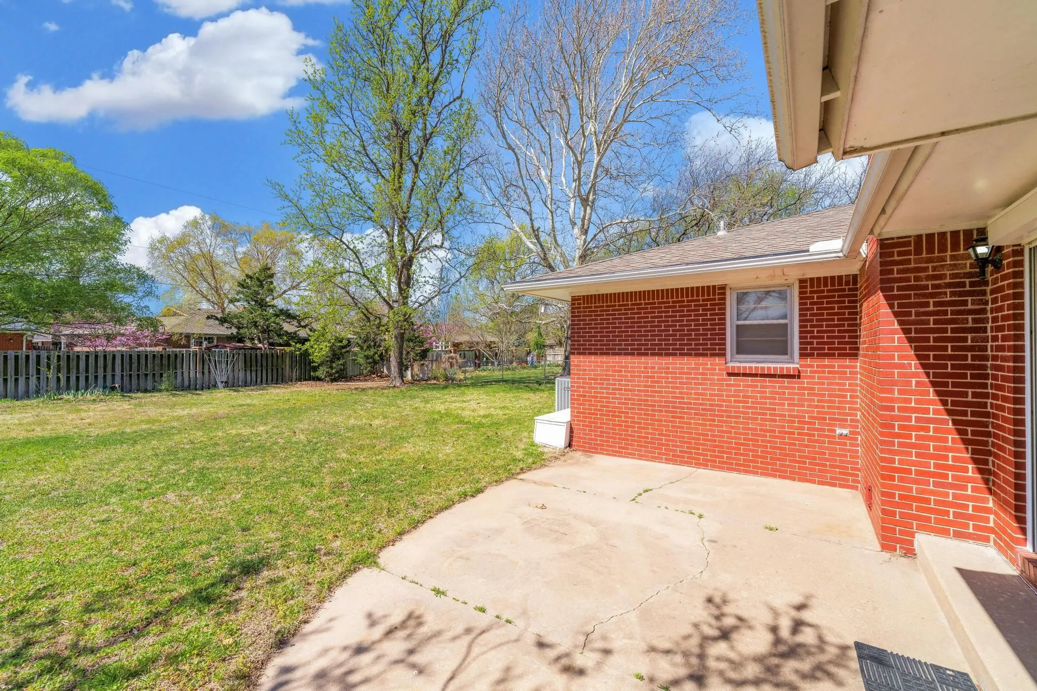 Wichita, Kansas 67203, United States, 3 Bedrooms Bedrooms, ,3 BathroomsBathrooms,Residential,Pending,107313