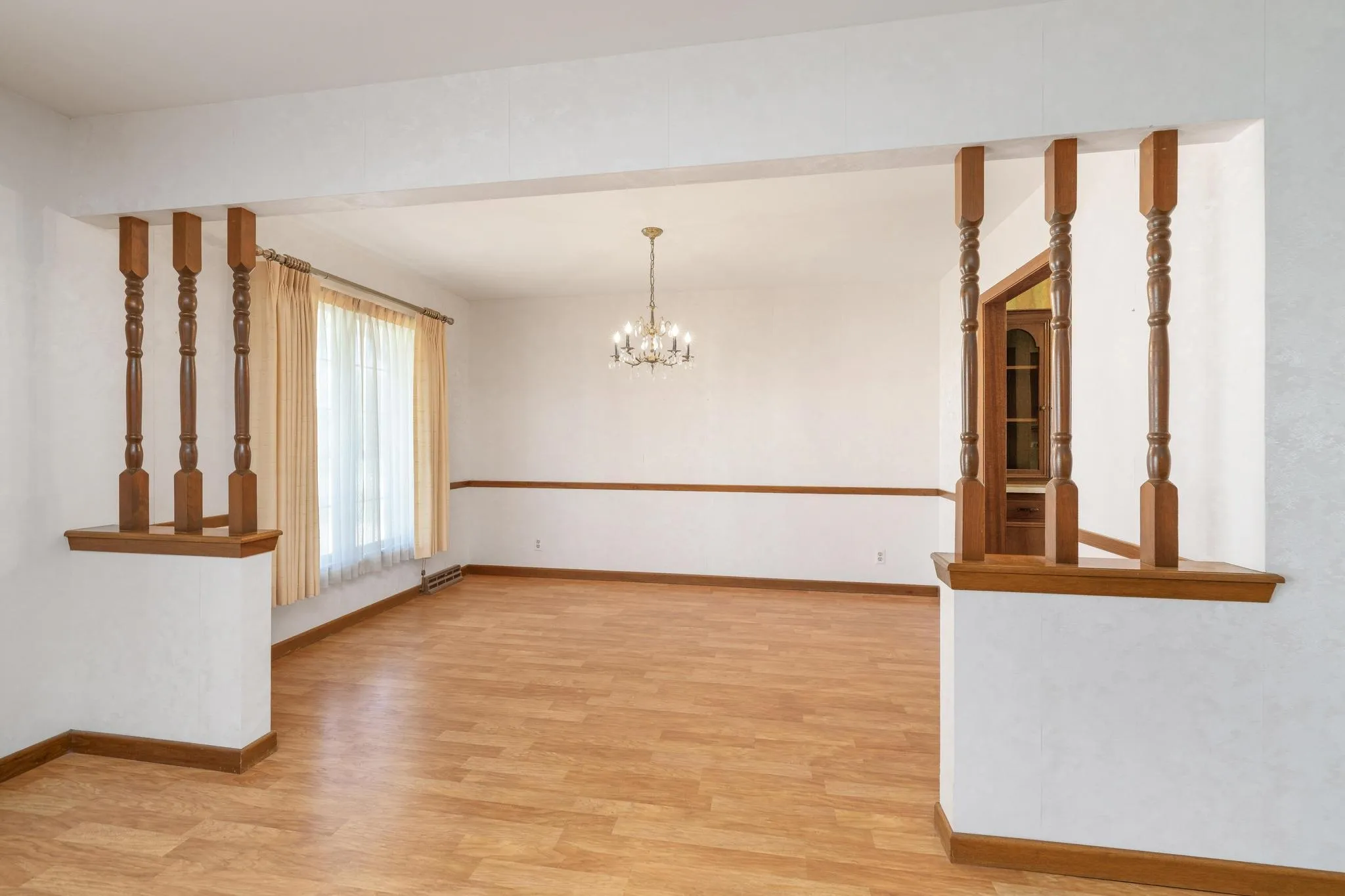 Wichita, Kansas 67203, United States, 3 Bedrooms Bedrooms, ,3 BathroomsBathrooms,Residential,Pending,107313