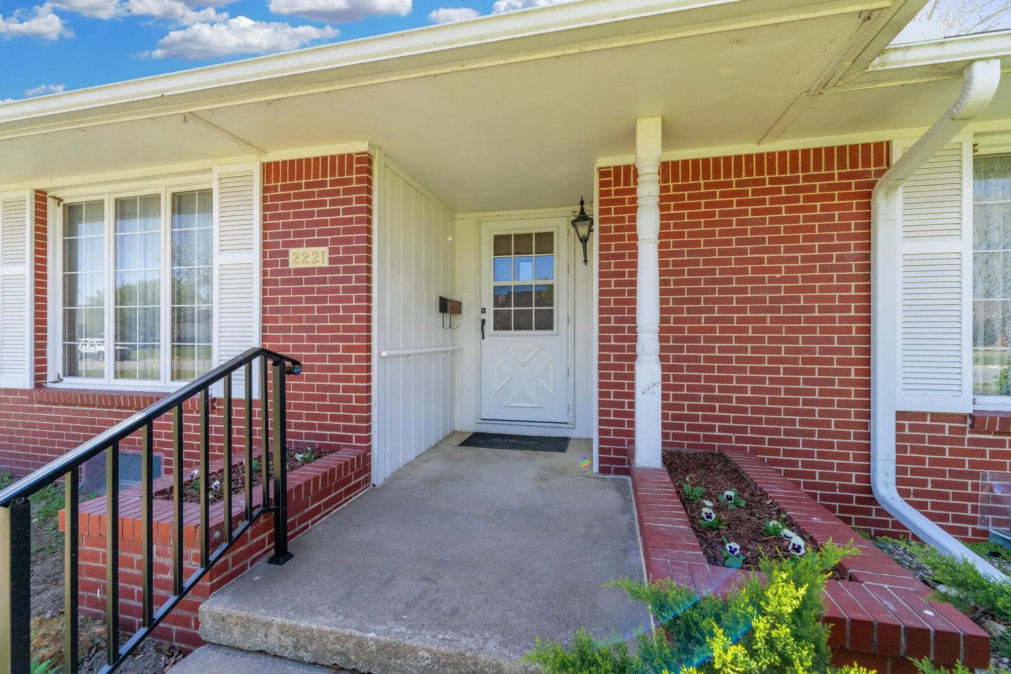 Wichita, Kansas 67203, United States, 3 Bedrooms Bedrooms, ,3 BathroomsBathrooms,Residential,Pending,107313