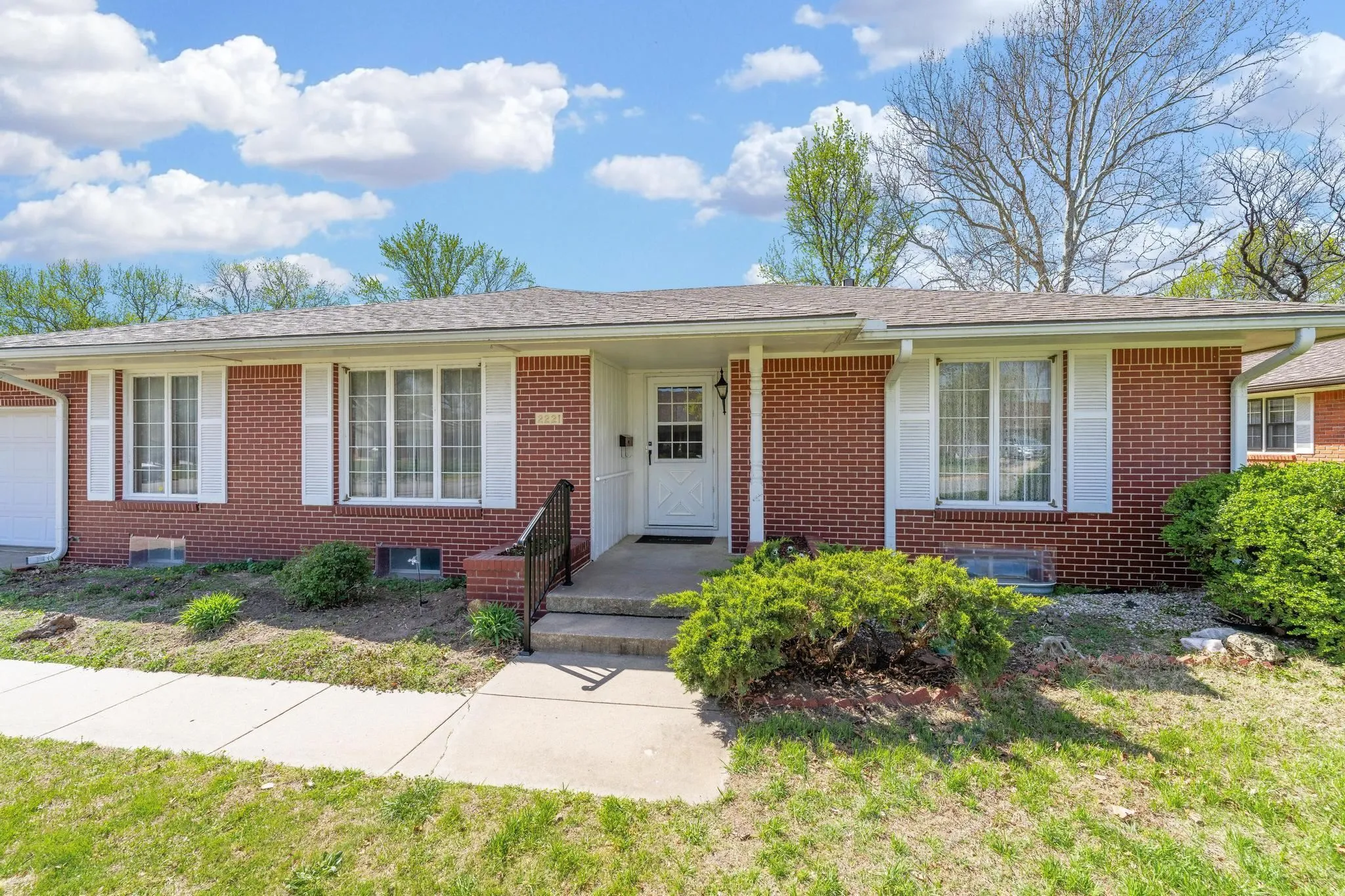 Wichita, Kansas 67203, United States, 3 Bedrooms Bedrooms, ,3 BathroomsBathrooms,Residential,Pending,107313