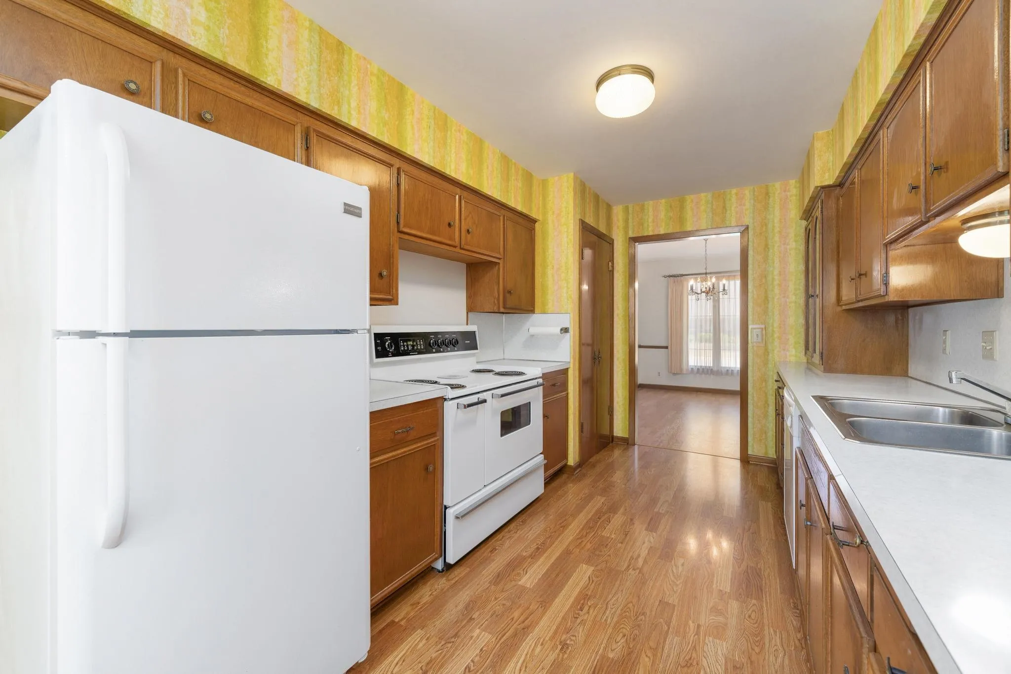 Wichita, Kansas 67203, United States, 3 Bedrooms Bedrooms, ,3 BathroomsBathrooms,Residential,Pending,107313