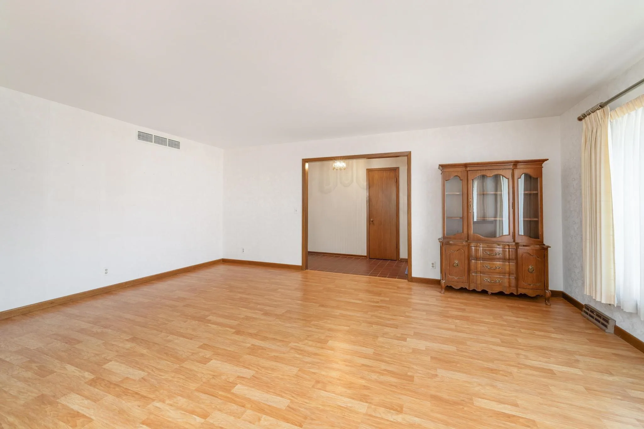 Wichita, Kansas 67203, United States, 3 Bedrooms Bedrooms, ,3 BathroomsBathrooms,Residential,Pending,107313