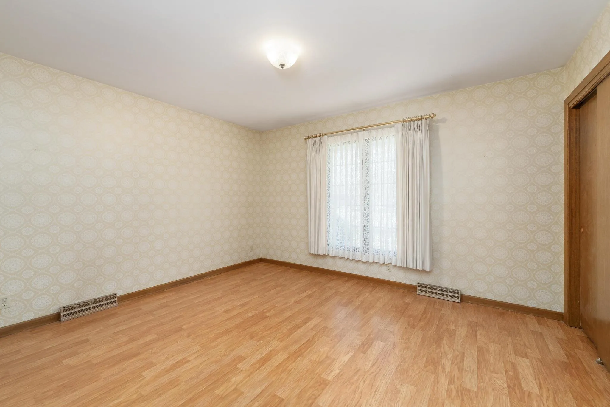 Wichita, Kansas 67203, United States, 3 Bedrooms Bedrooms, ,3 BathroomsBathrooms,Residential,Pending,107313