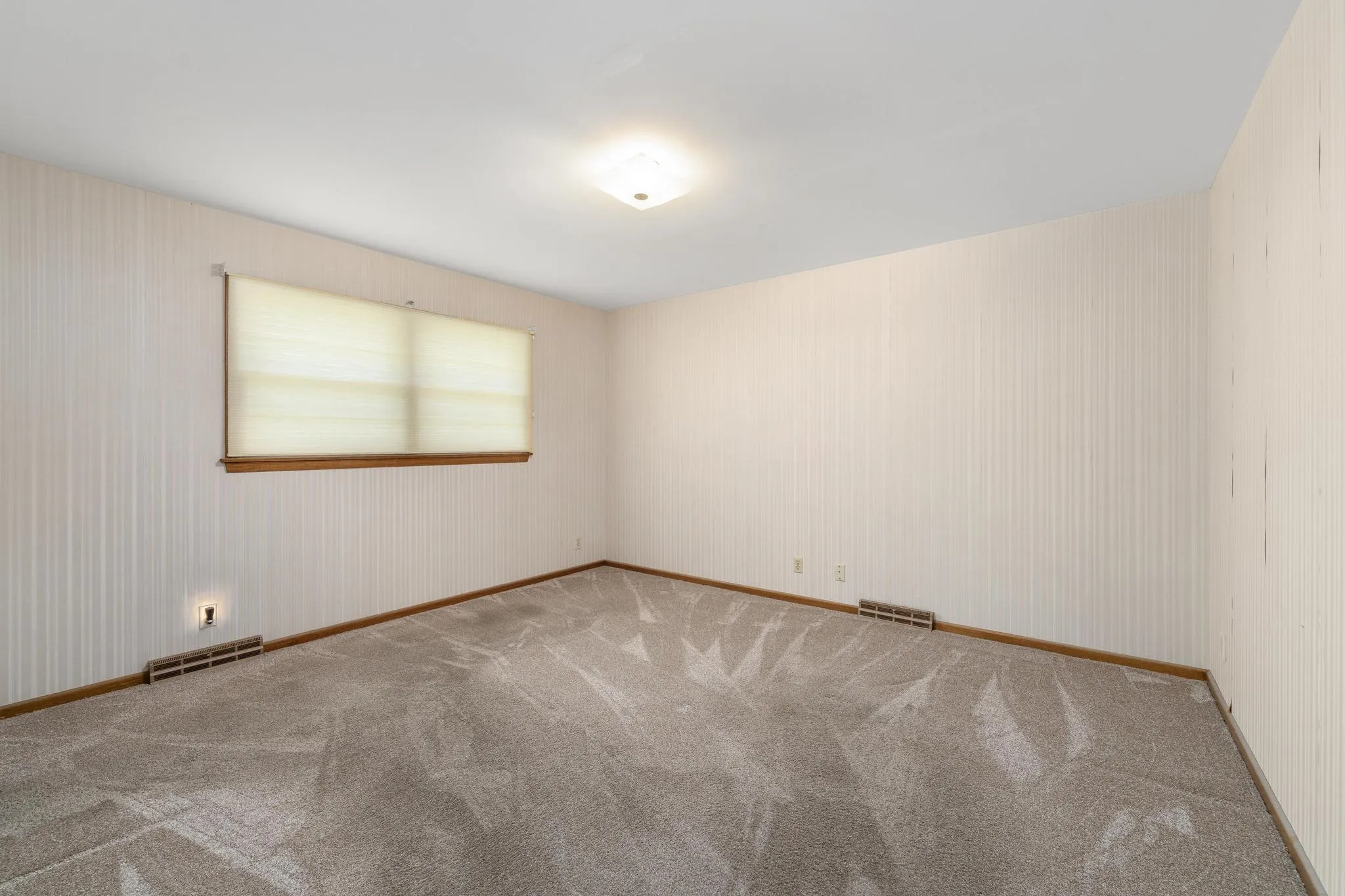 Wichita, Kansas 67203, United States, 3 Bedrooms Bedrooms, ,3 BathroomsBathrooms,Residential,Pending,107313