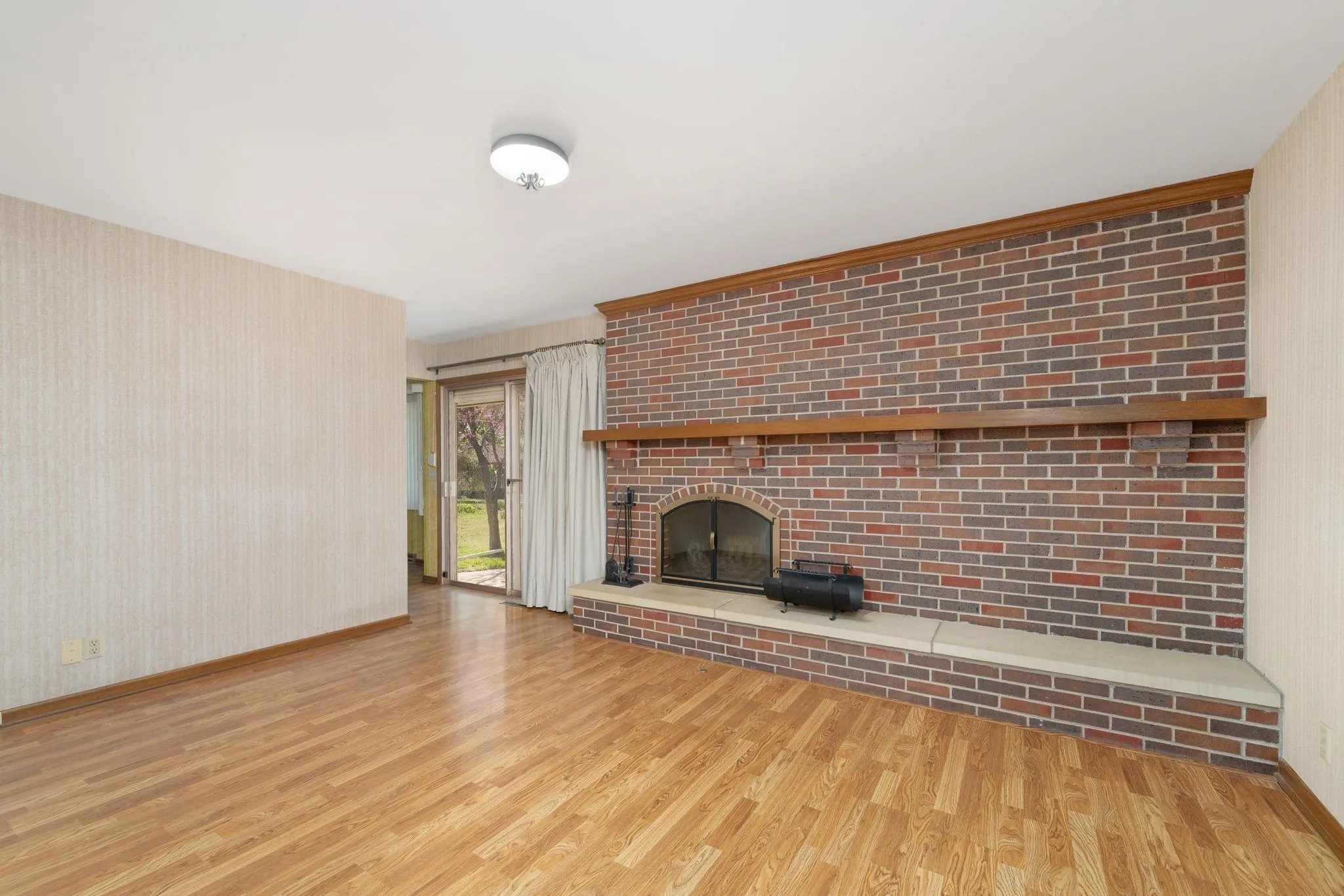 Wichita, Kansas 67203, United States, 3 Bedrooms Bedrooms, ,3 BathroomsBathrooms,Residential,Pending,107313