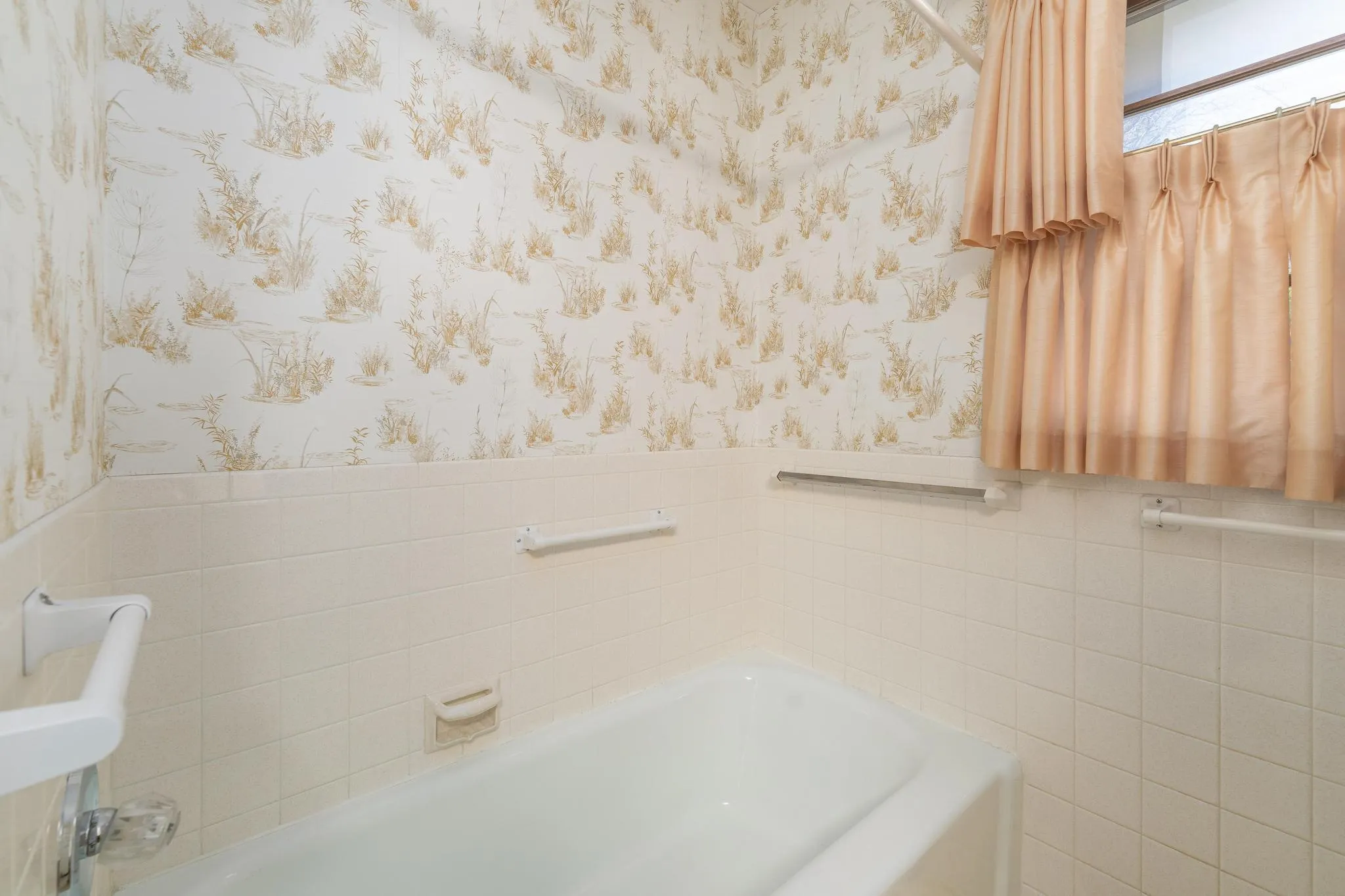 Wichita, Kansas 67203, United States, 3 Bedrooms Bedrooms, ,3 BathroomsBathrooms,Residential,Pending,107313