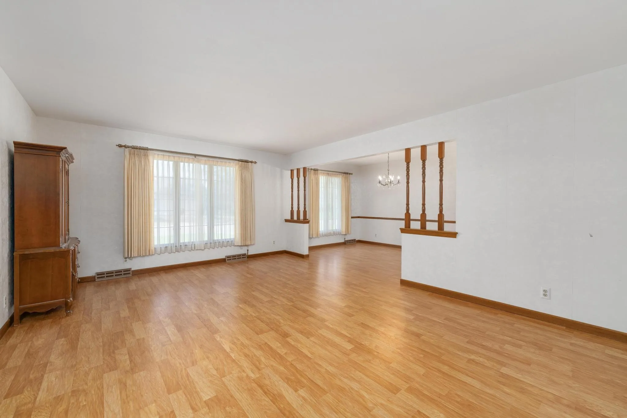 Wichita, Kansas 67203, United States, 3 Bedrooms Bedrooms, ,3 BathroomsBathrooms,Residential,Pending,107313