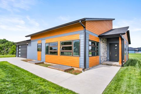 Homes For Sale - 300 Matson St<br/> Newton, KS 67114