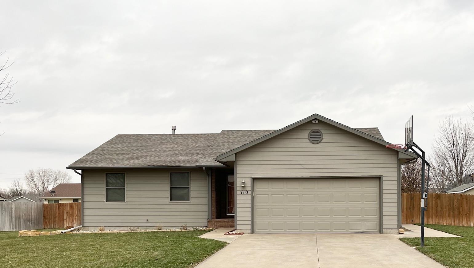 710 Clover Ln, Hesston, Kansas image 1