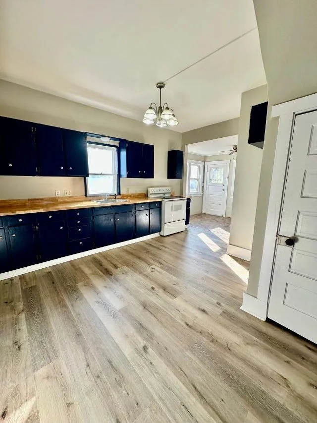 Newton, Kansas 67114, United States, 3 Bedrooms Bedrooms, ,2 BathroomsBathrooms,Residential,Active,228028